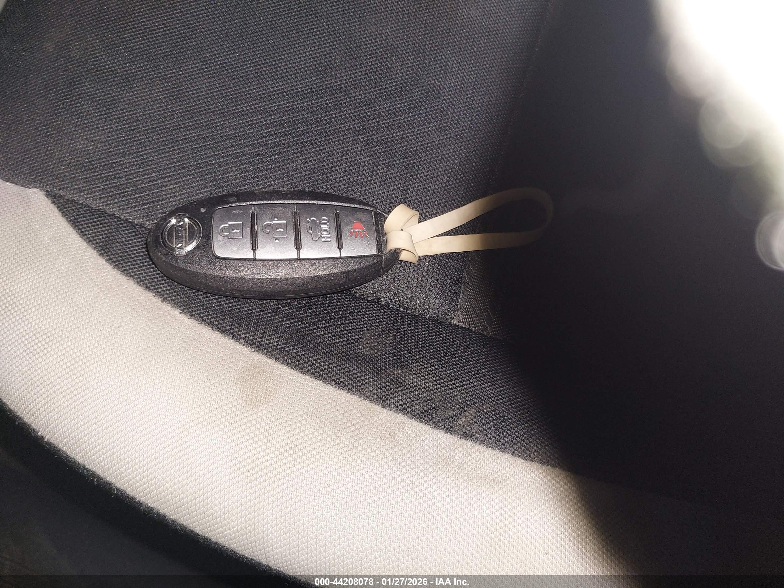 NISSAN VERSA image 11