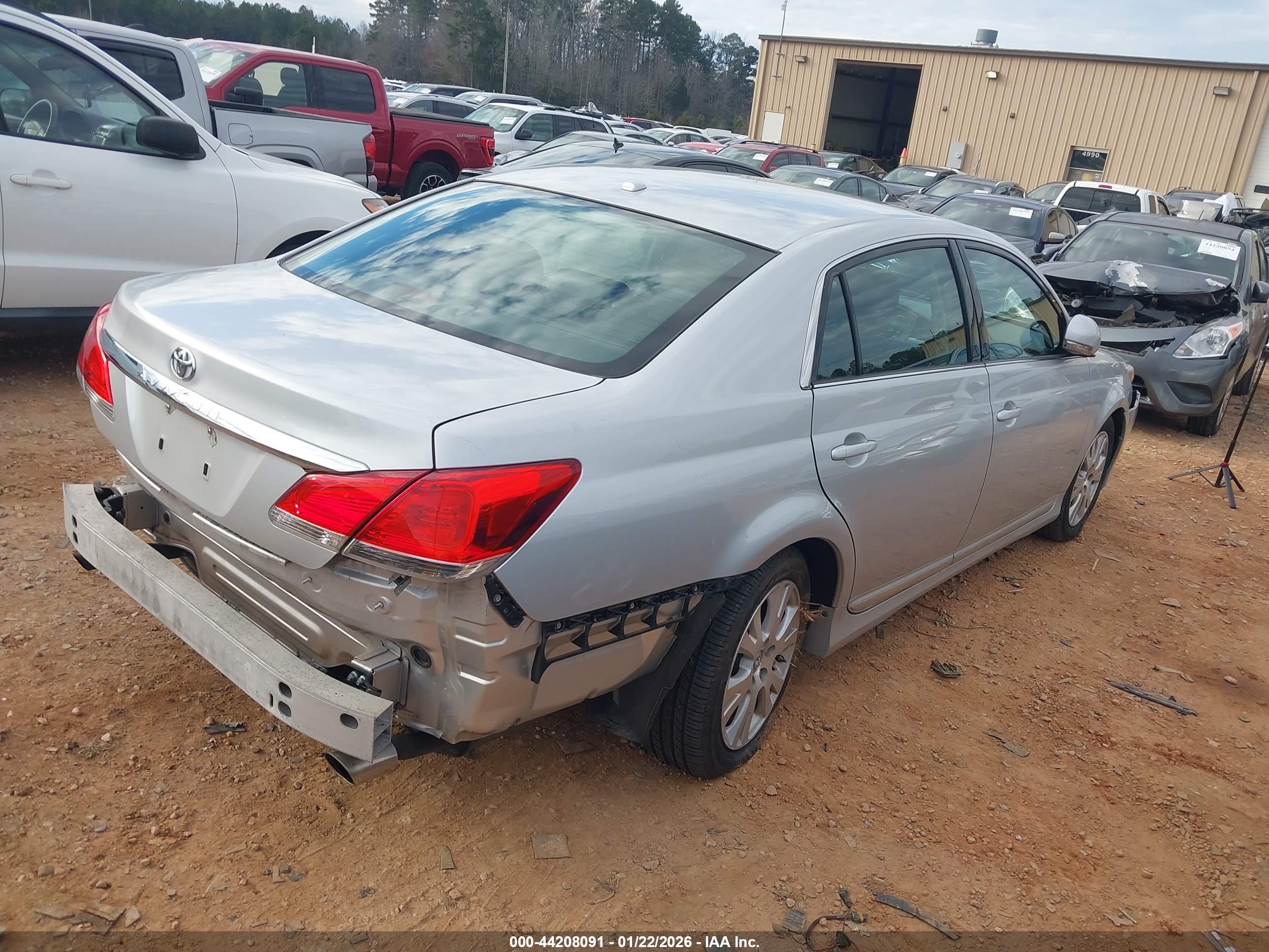 TOYOTA AVALON image 4