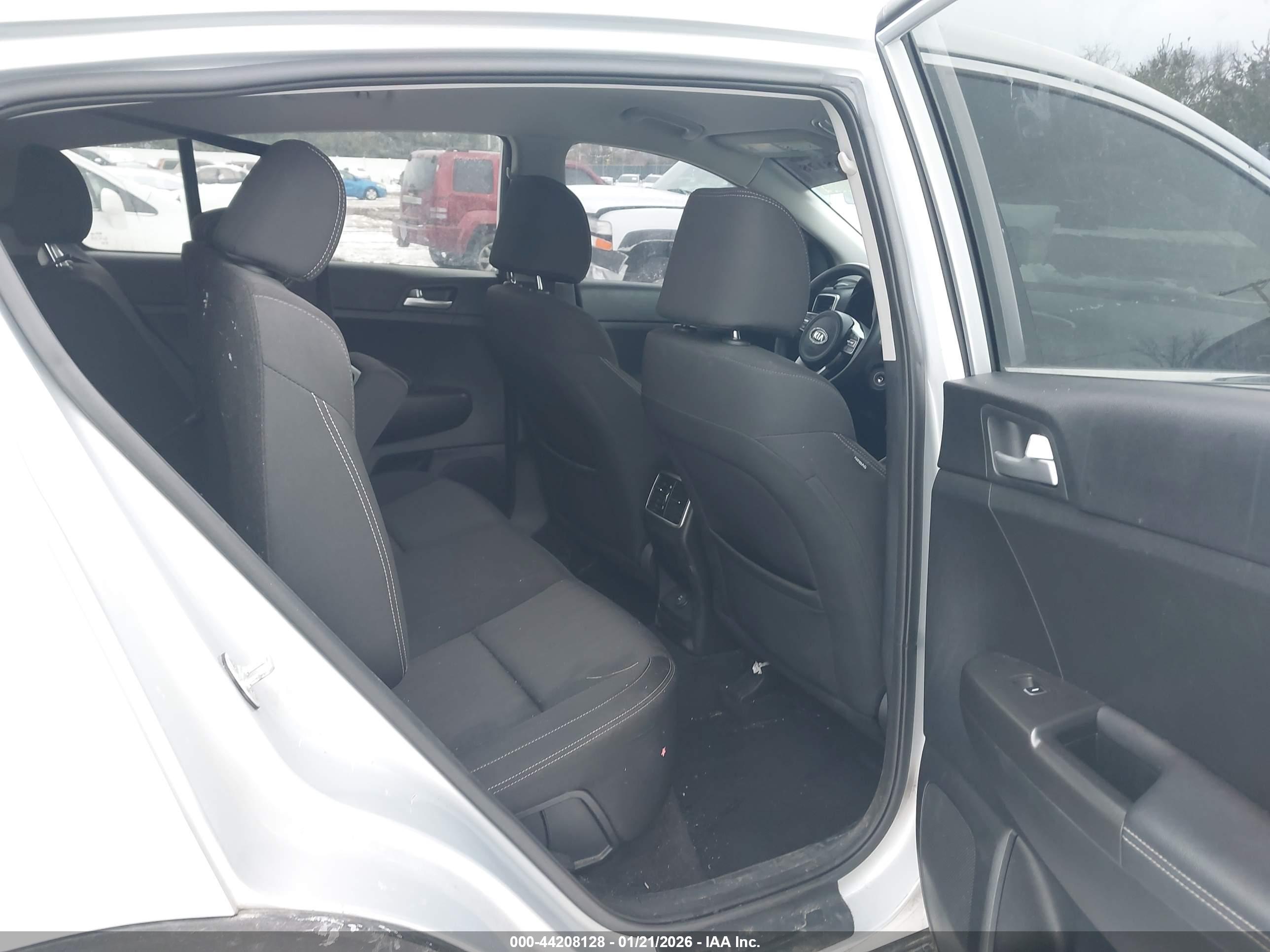 KIA SPORTAGE image 8