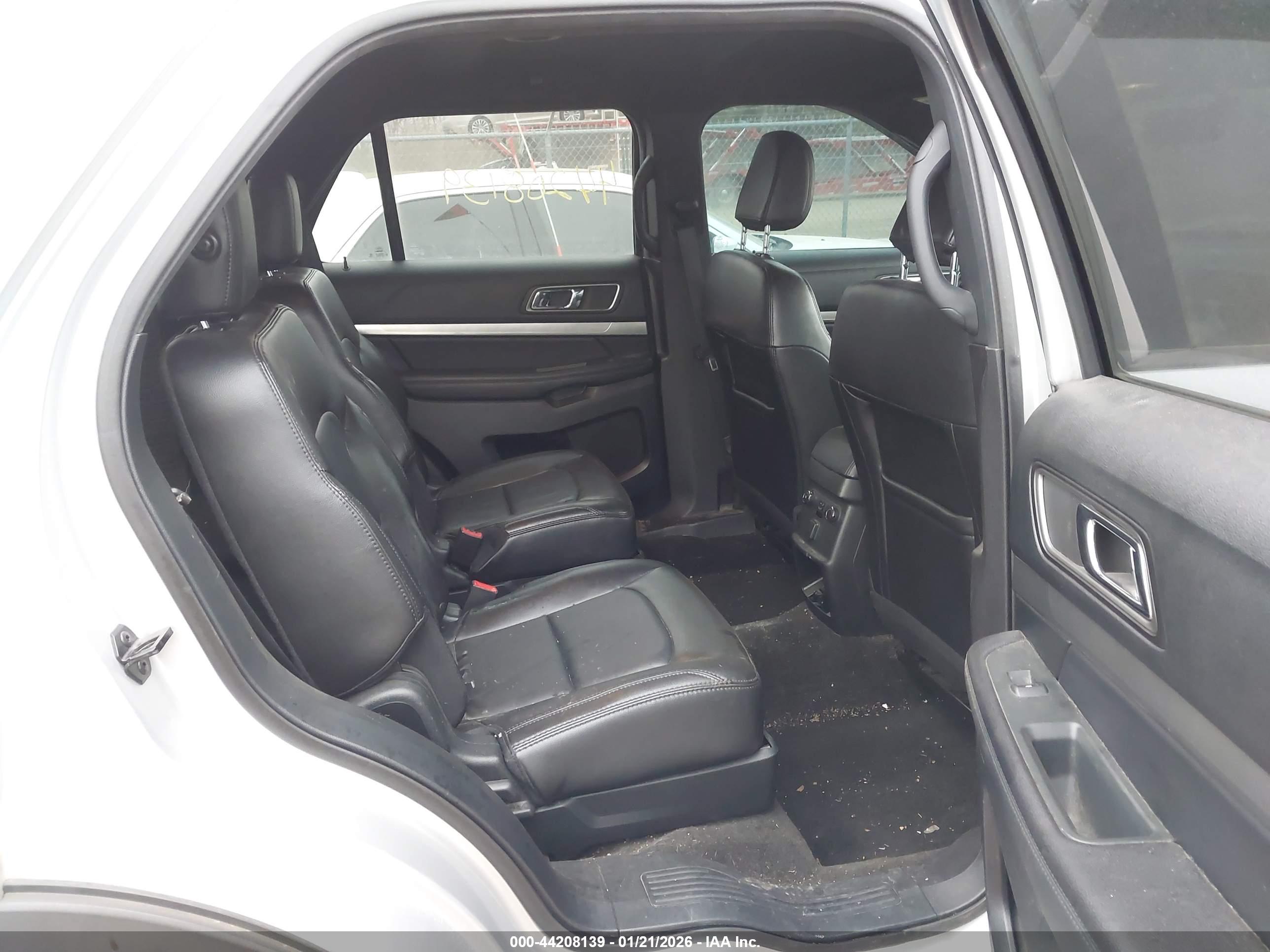 FORD EXPLORER image 8