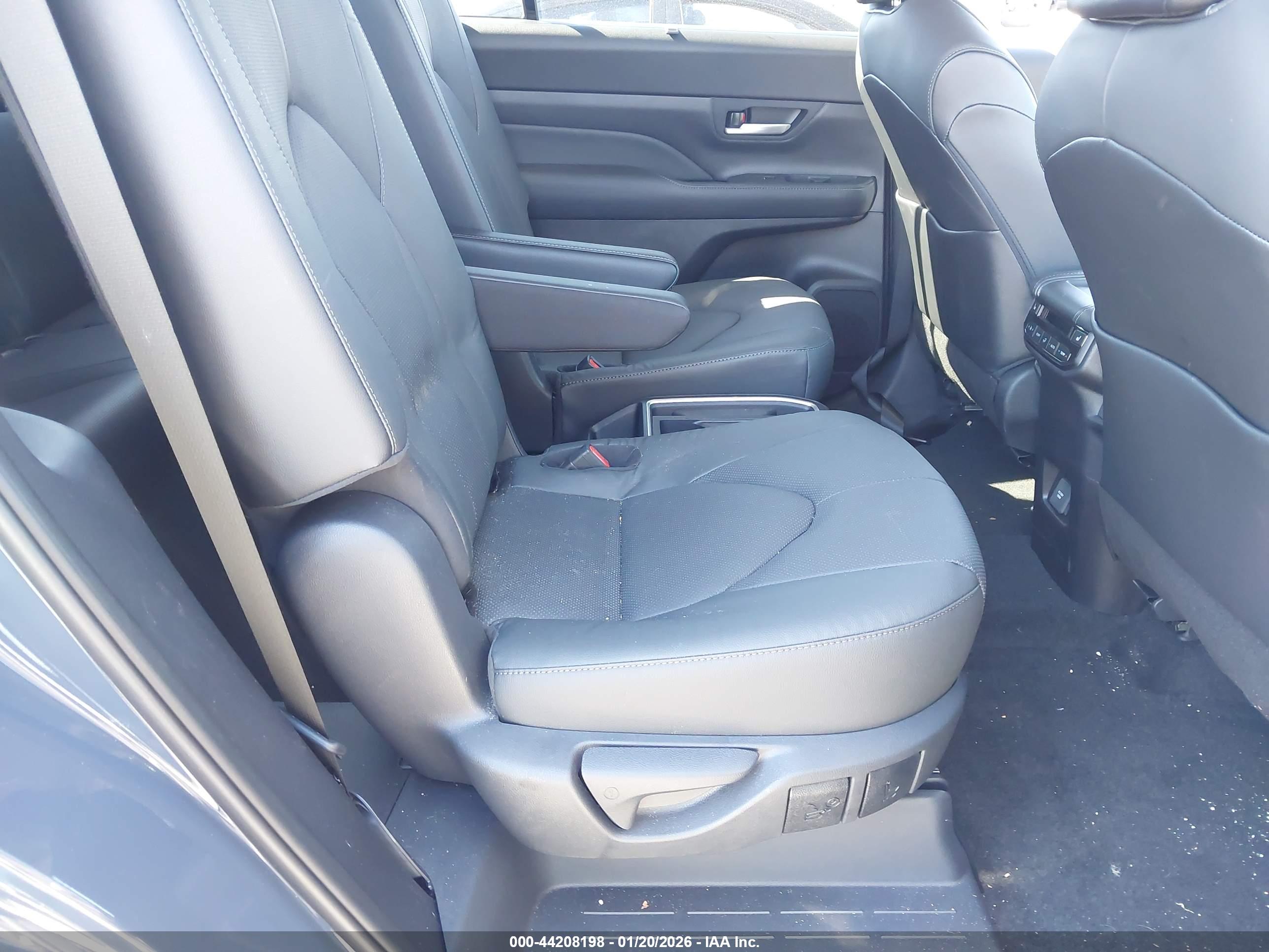 TOYOTA GRAND image 8