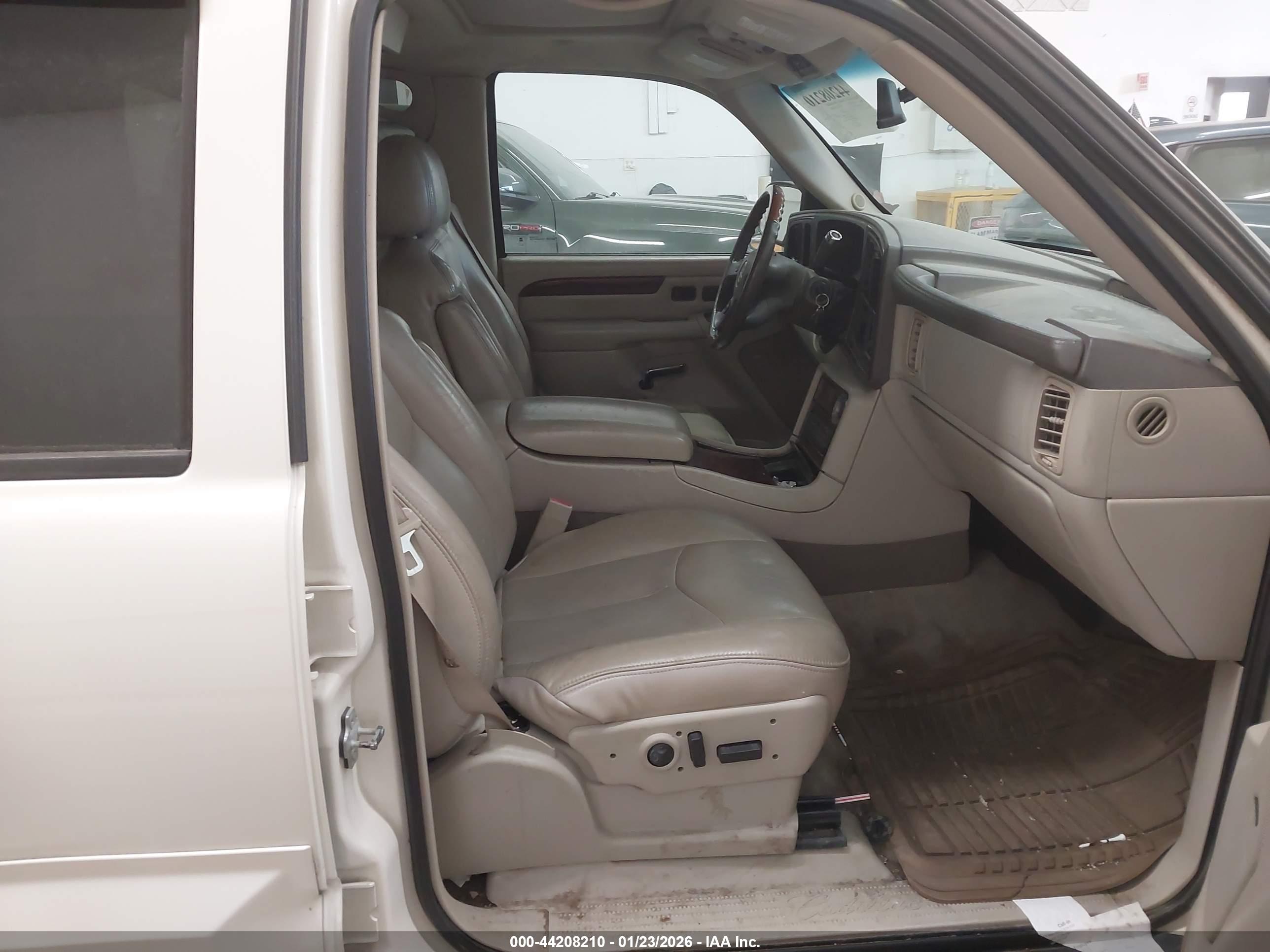 CADILLAC ESCALADE image 5