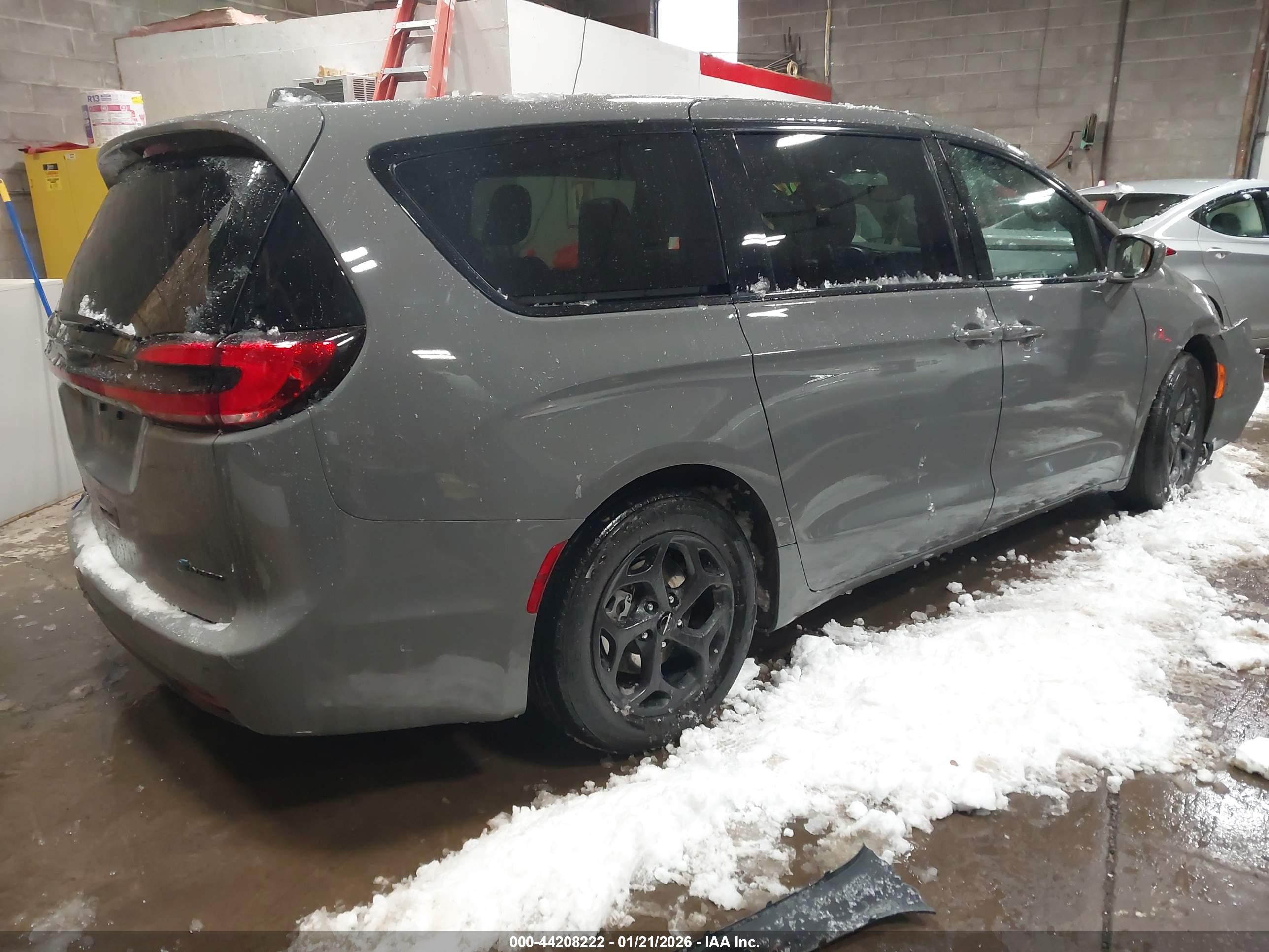 CHRYSLER PACIFICA image 4