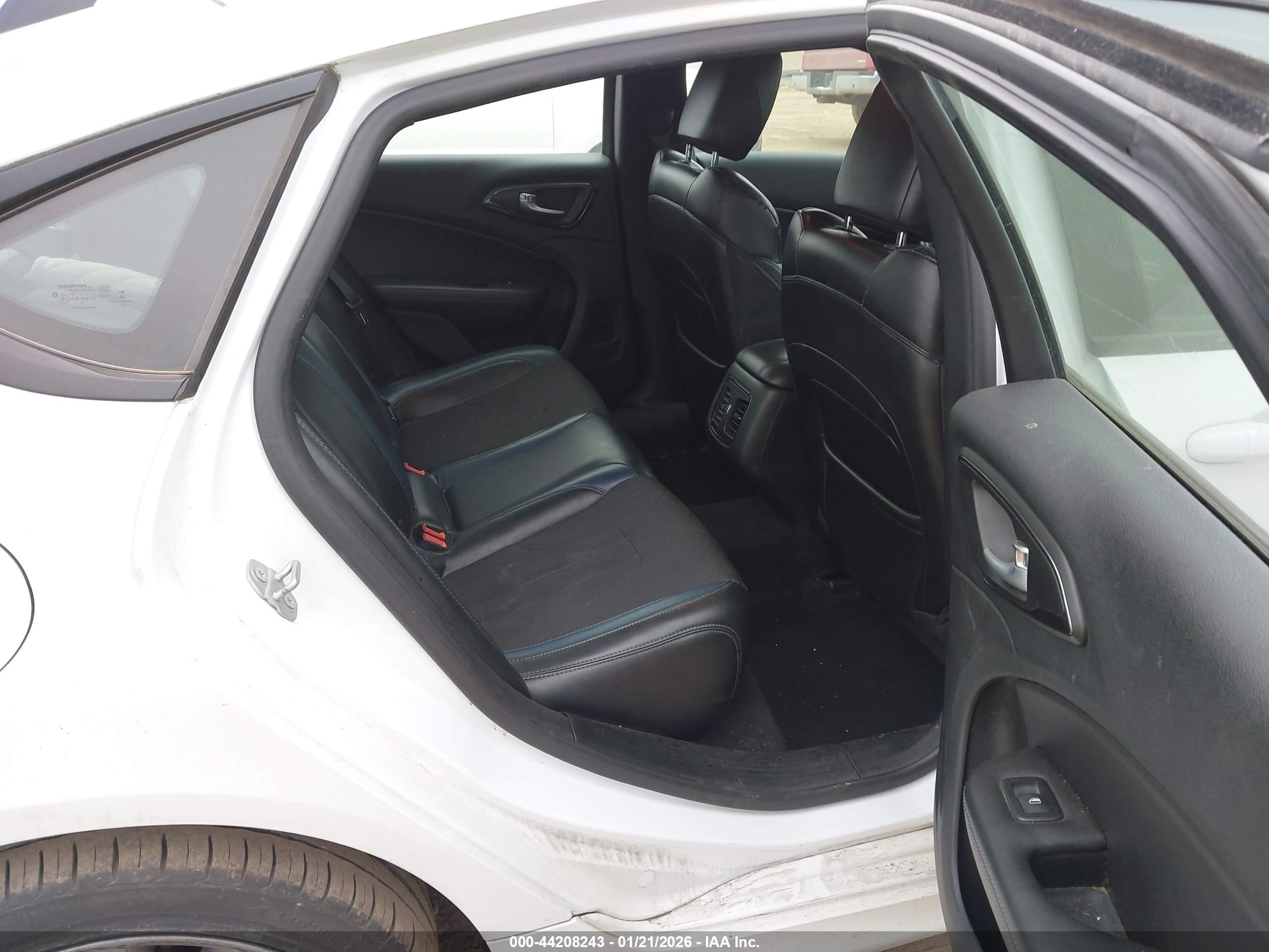 CHRYSLER 200 image 8