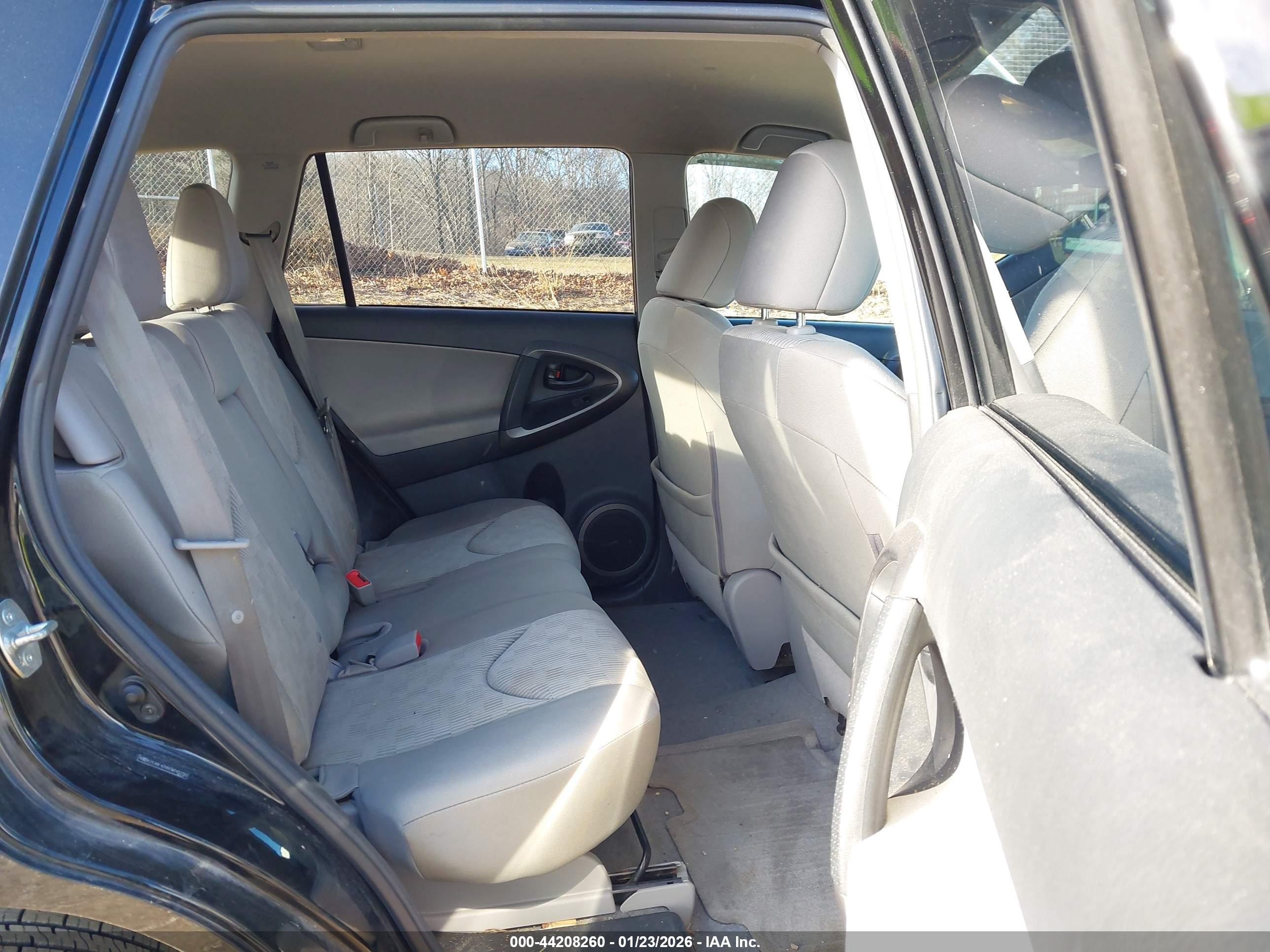TOYOTA RAV4 image 8