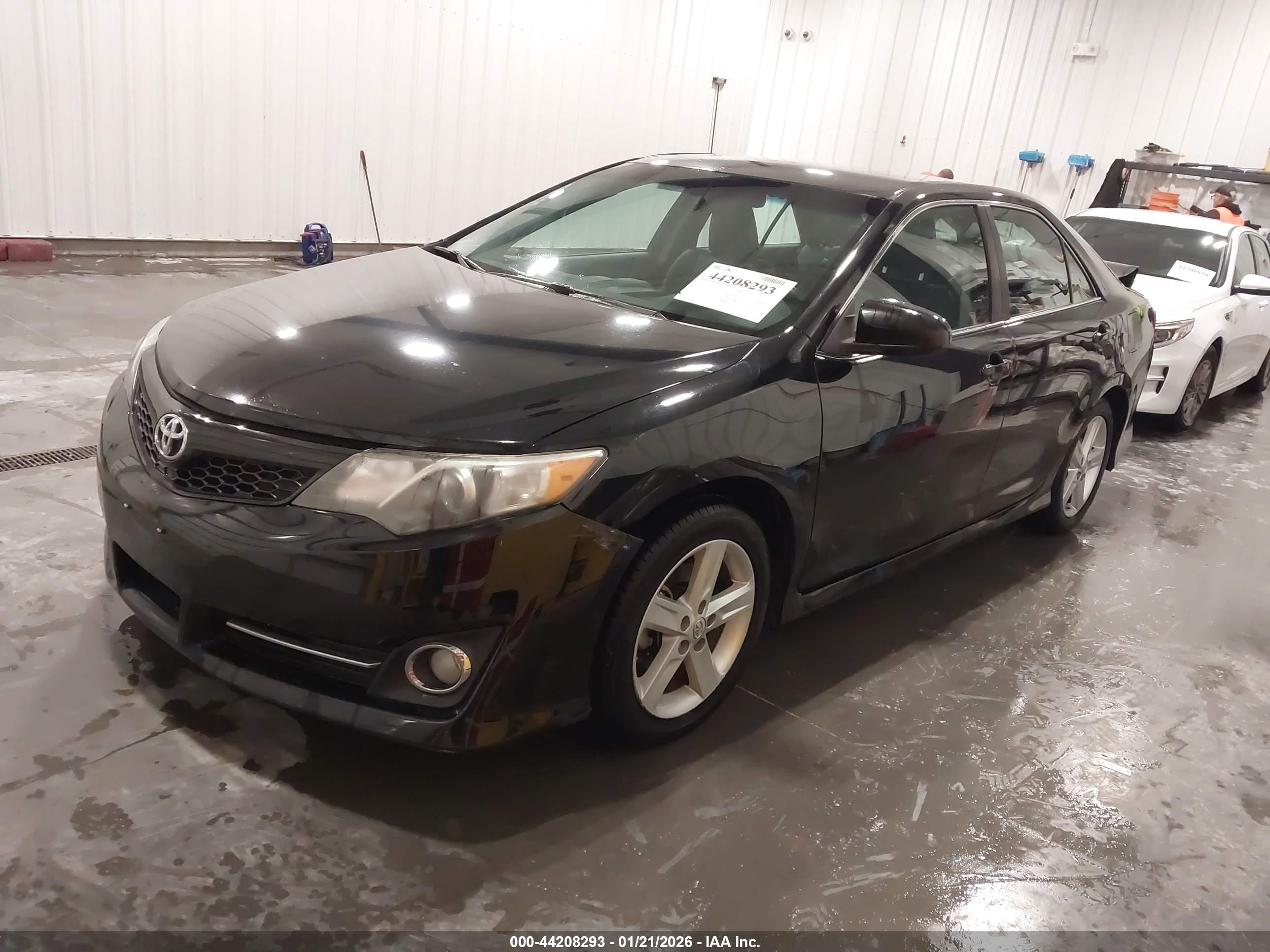 TOYOTA CAMRY image 2