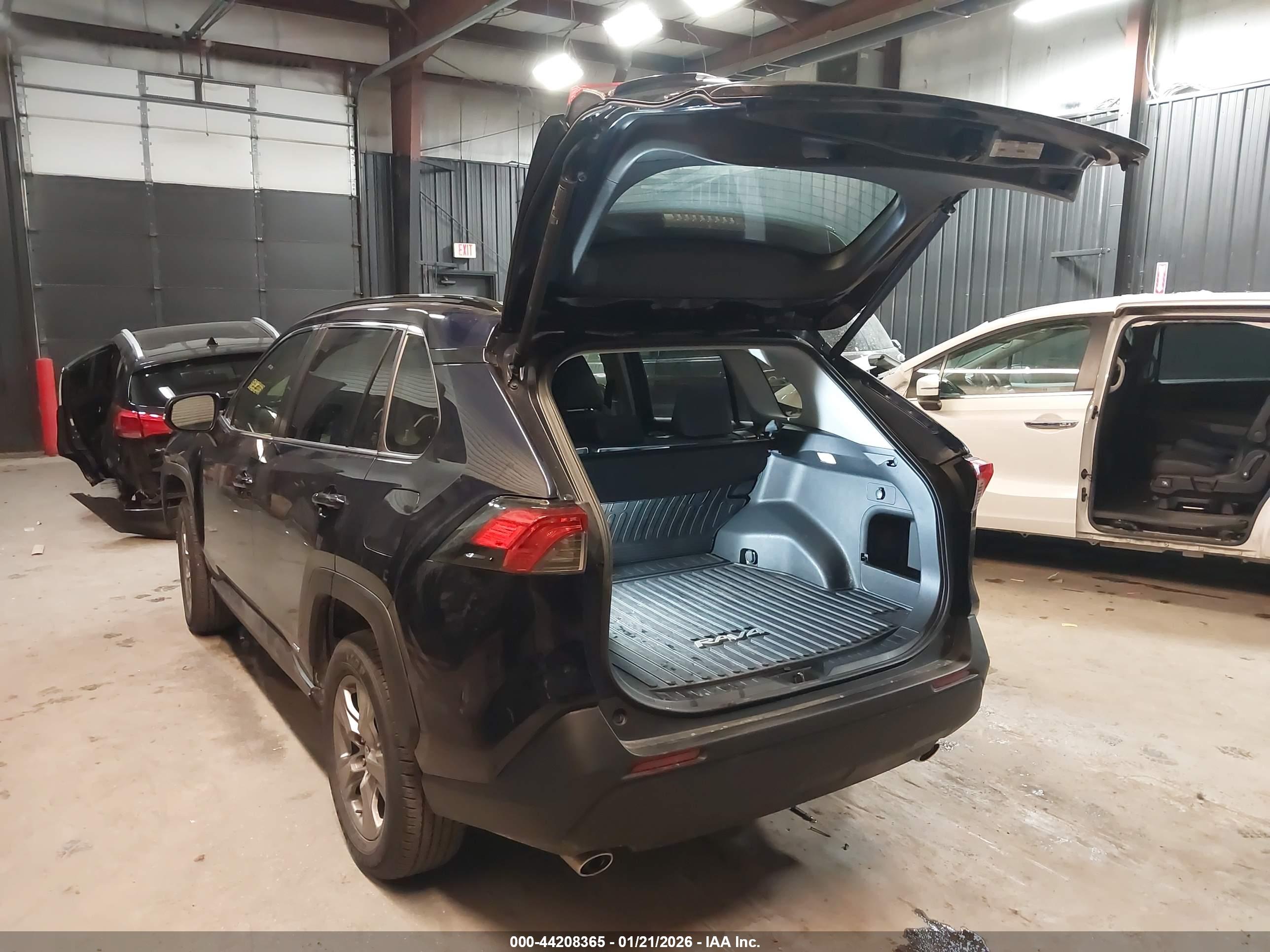 TOYOTA RAV4 image 3