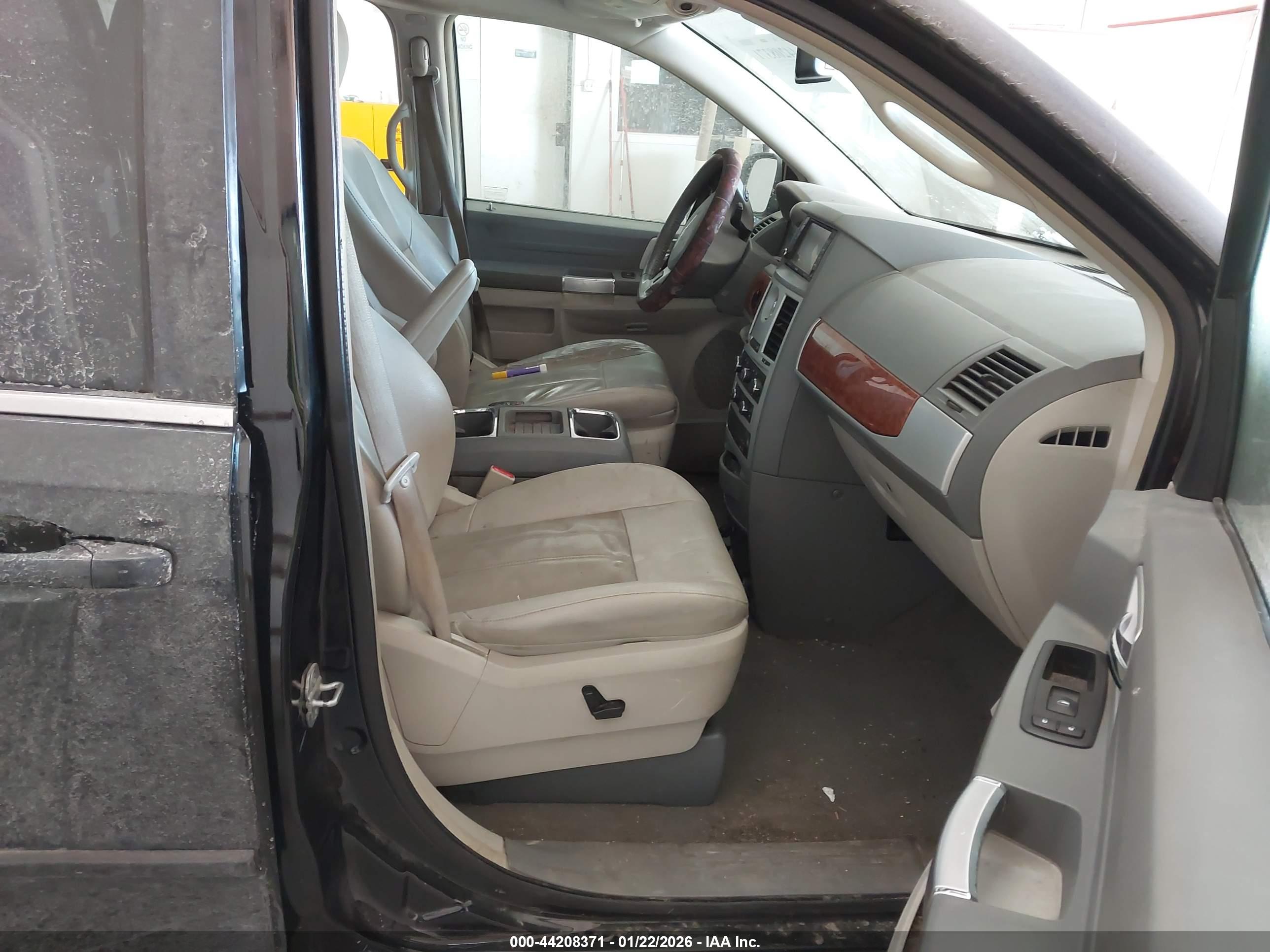CHRYSLER TOWN image 5