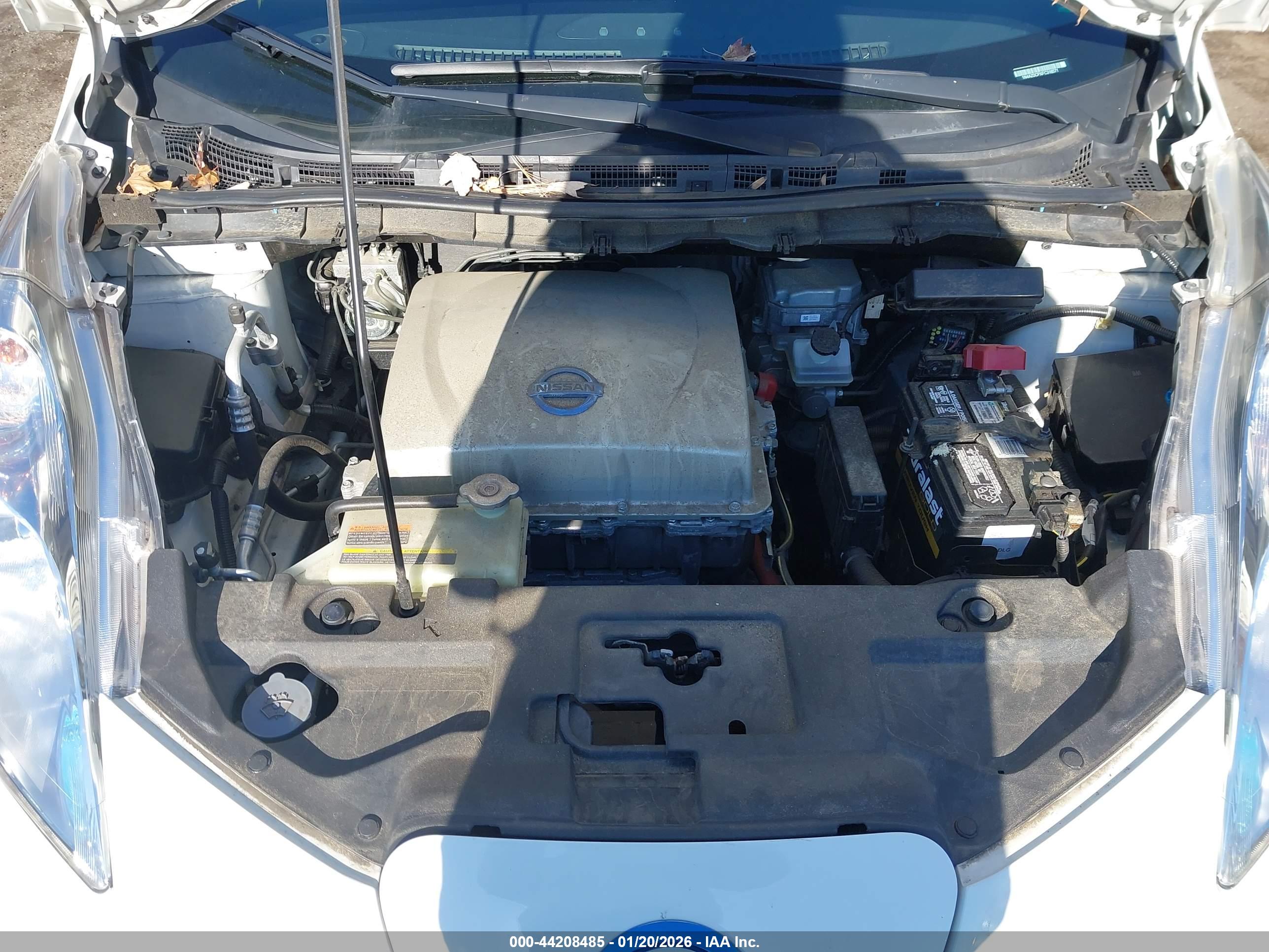 NISSAN LEAF image 10