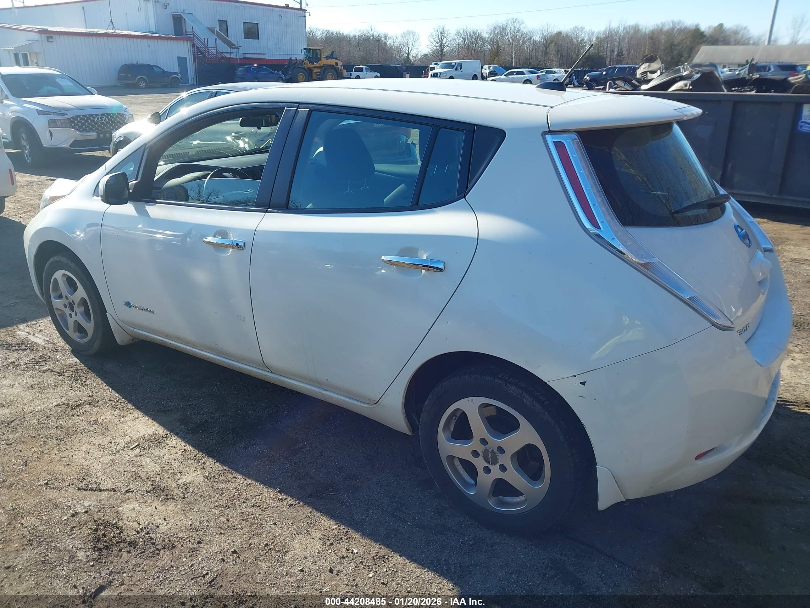 NISSAN LEAF image 3