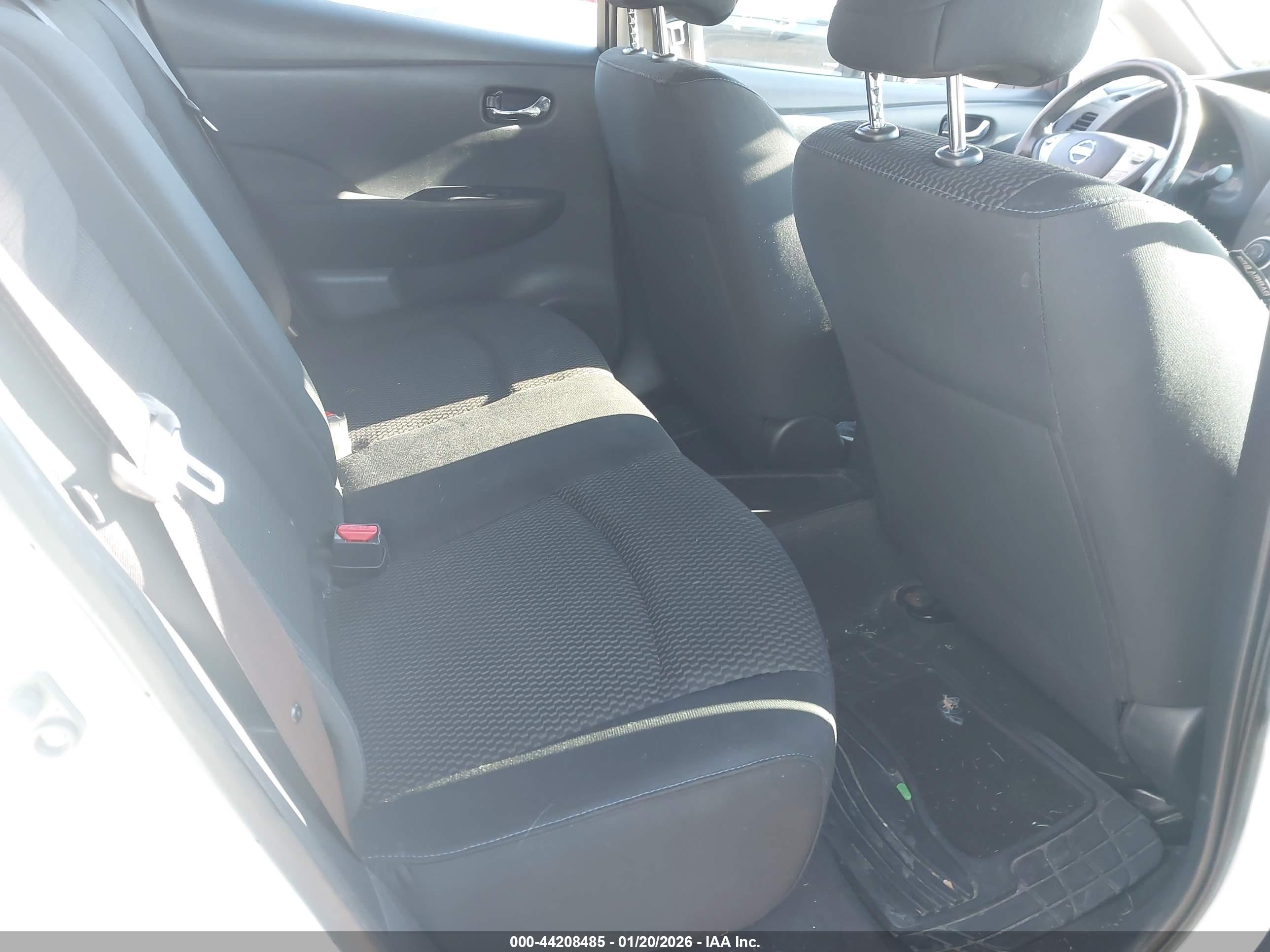 NISSAN LEAF image 8