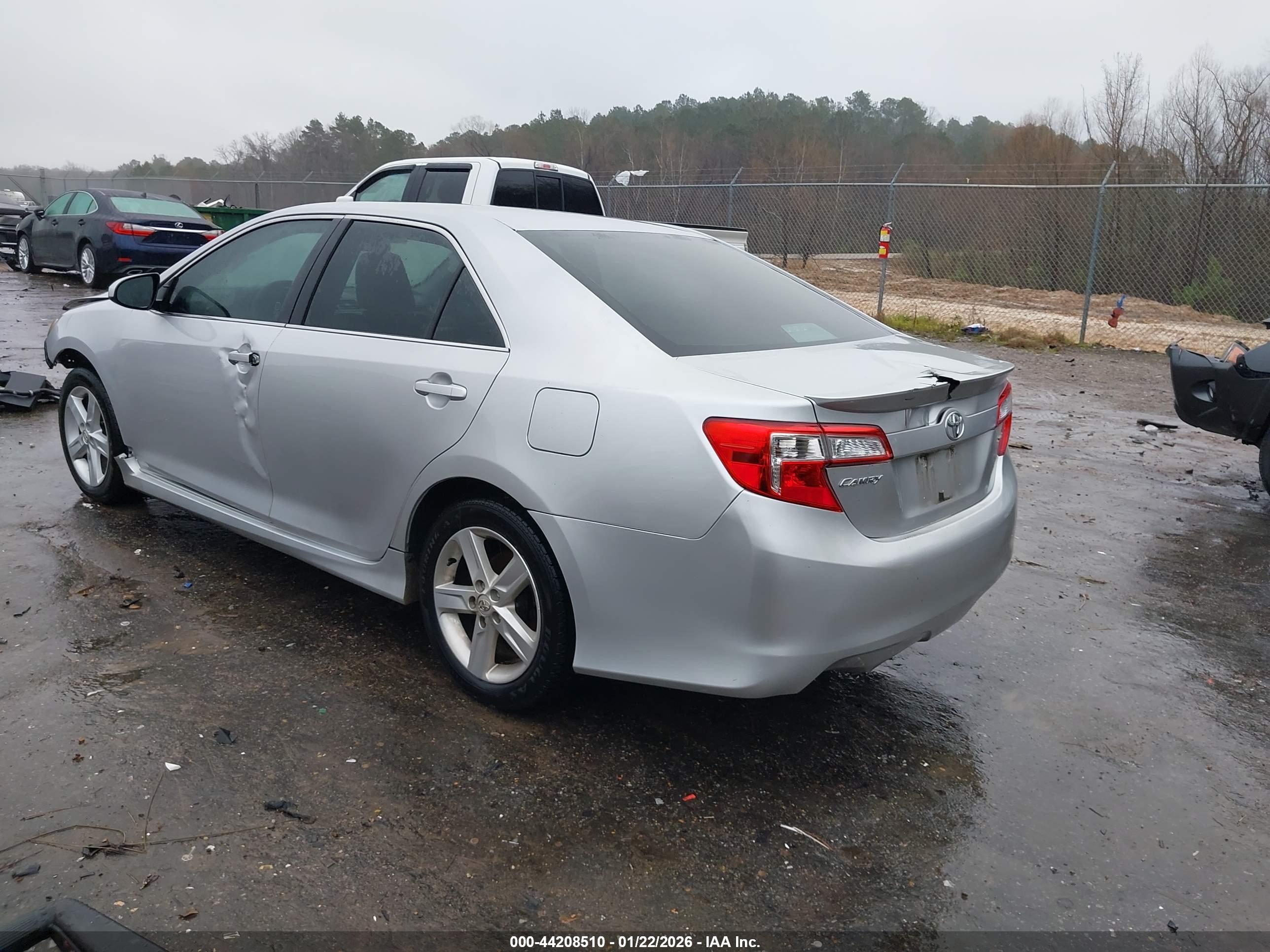 TOYOTA CAMRY image 3
