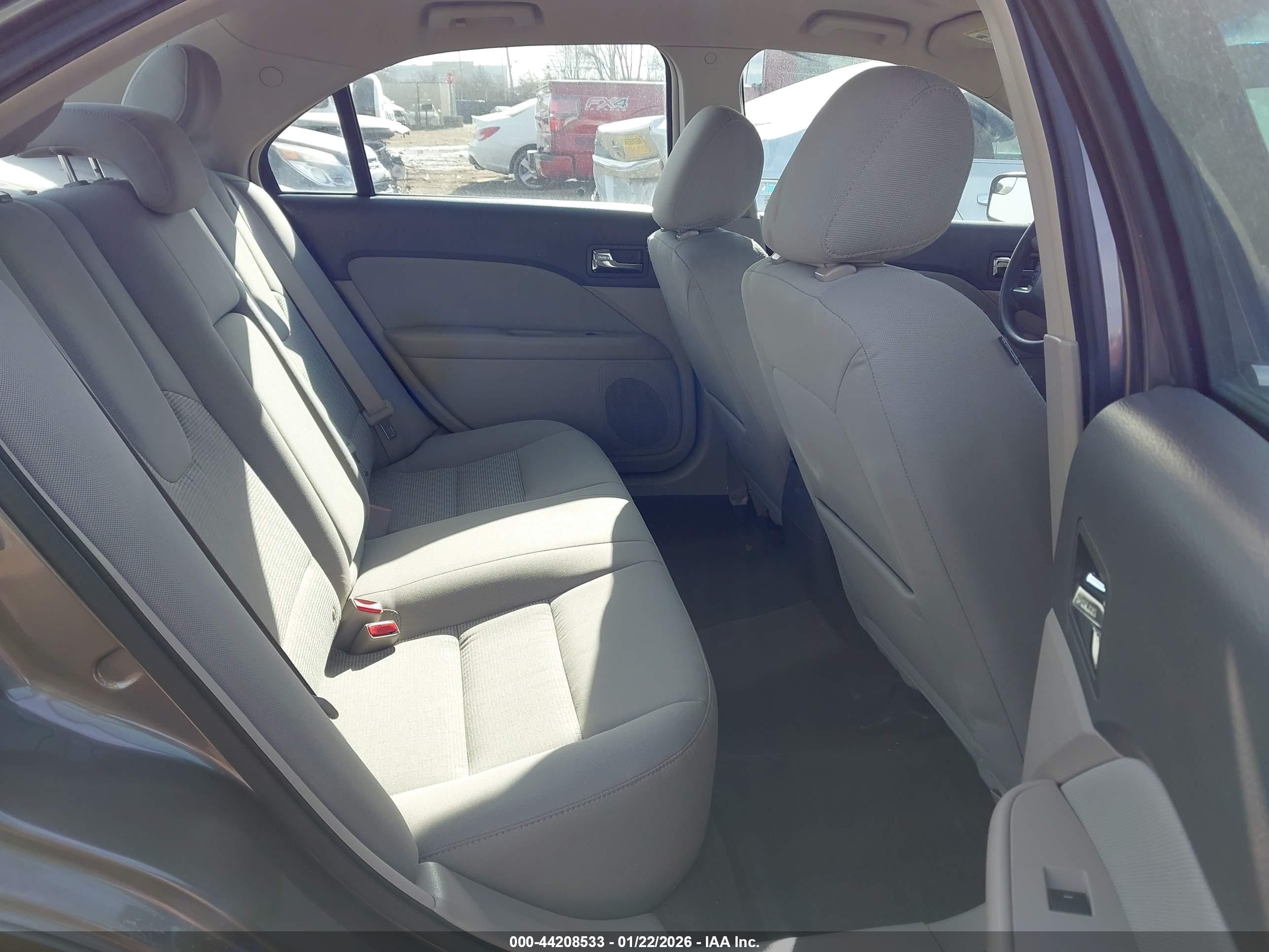 FORD FUSION image 8