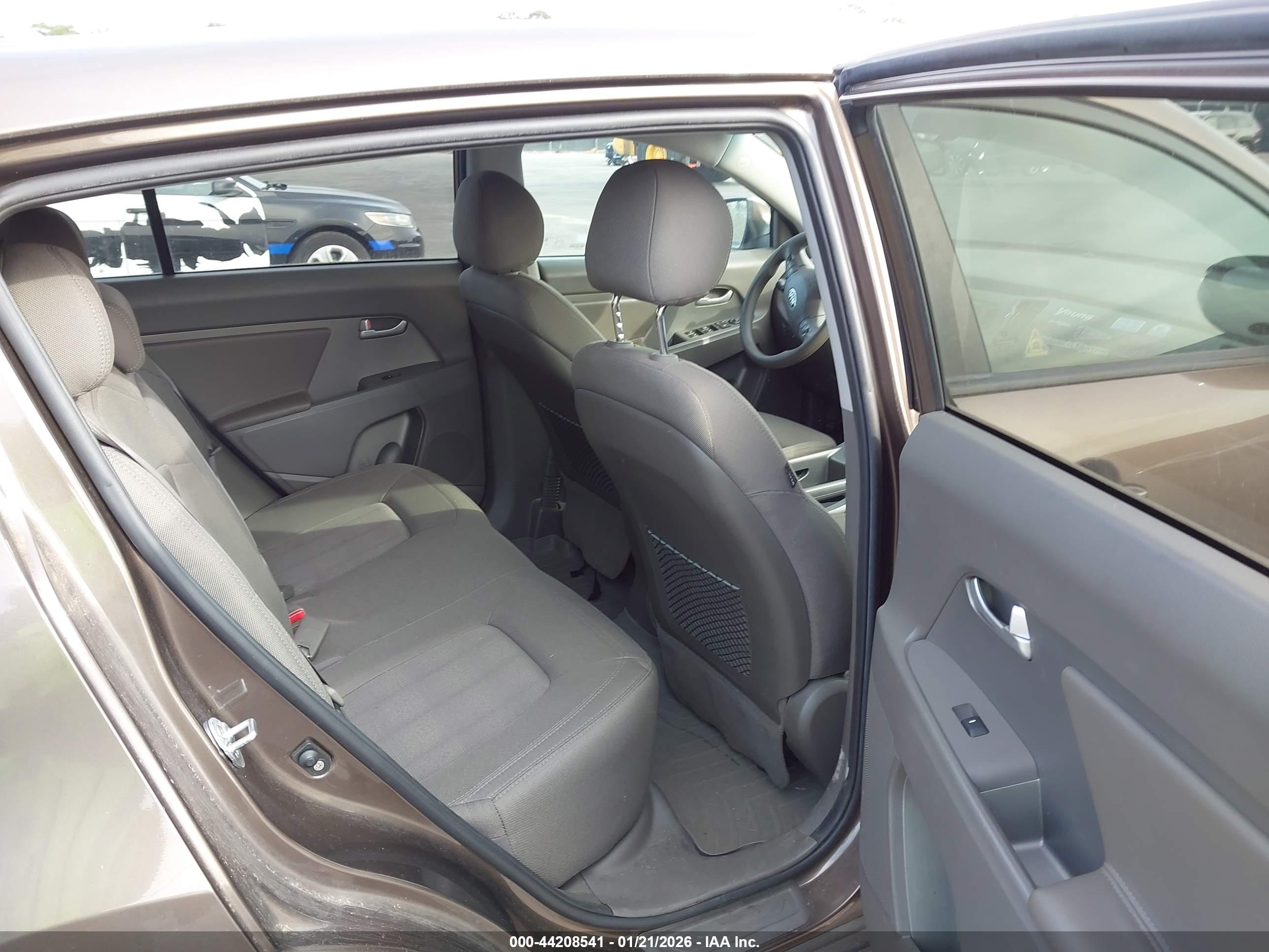 KIA SPORTAGE image 8