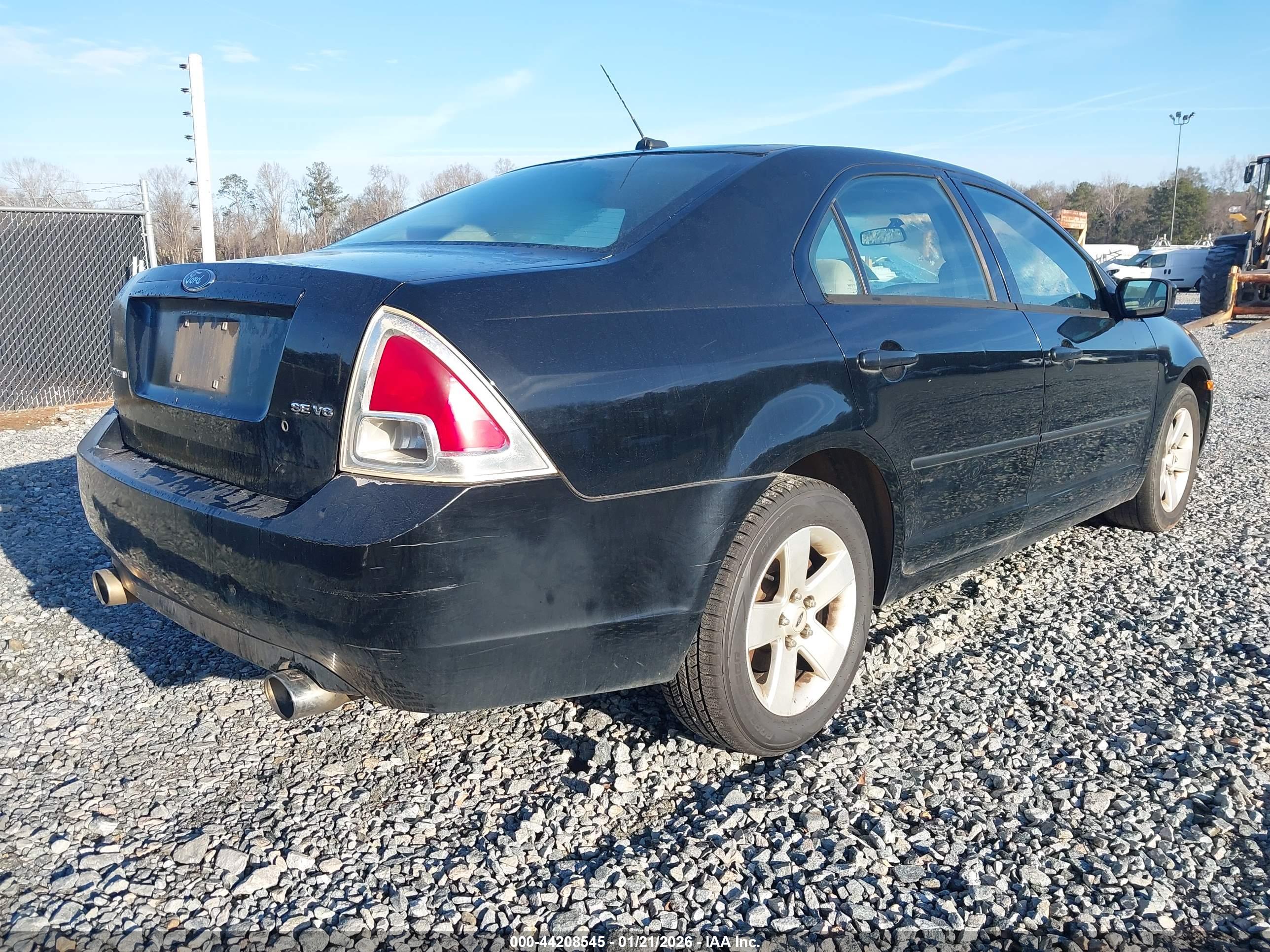 FORD FUSION image 4