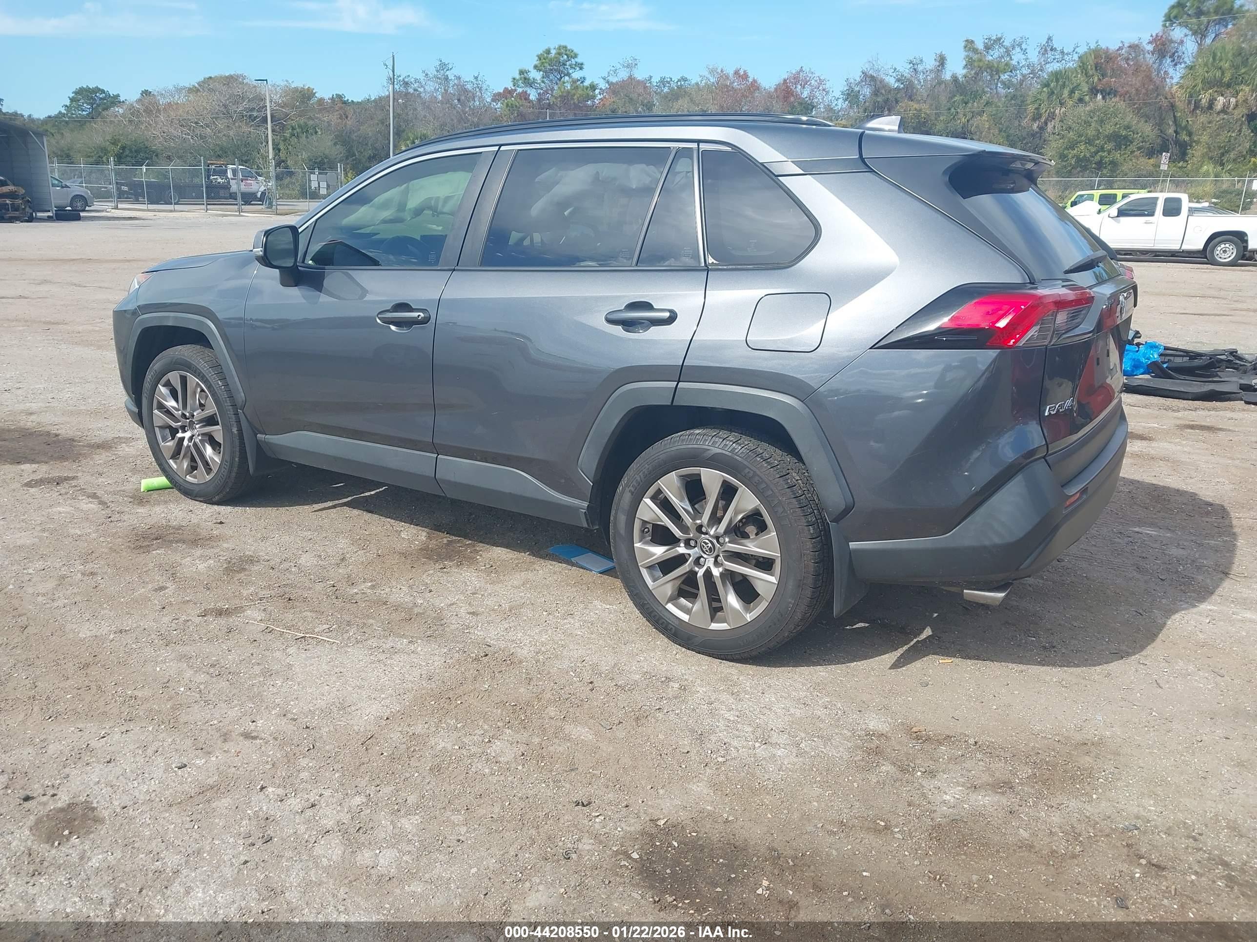 TOYOTA RAV4 image 3