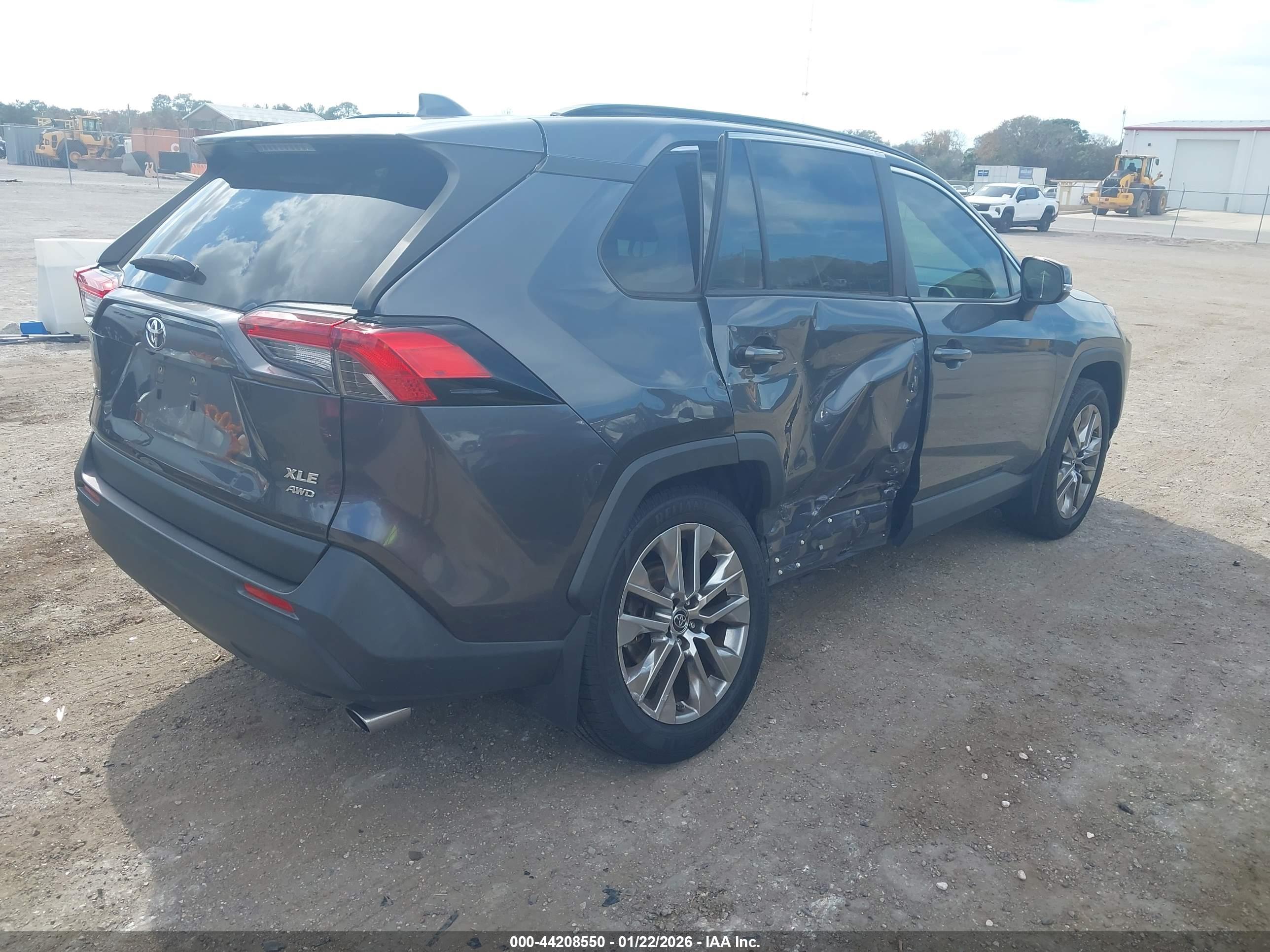 TOYOTA RAV4 image 4