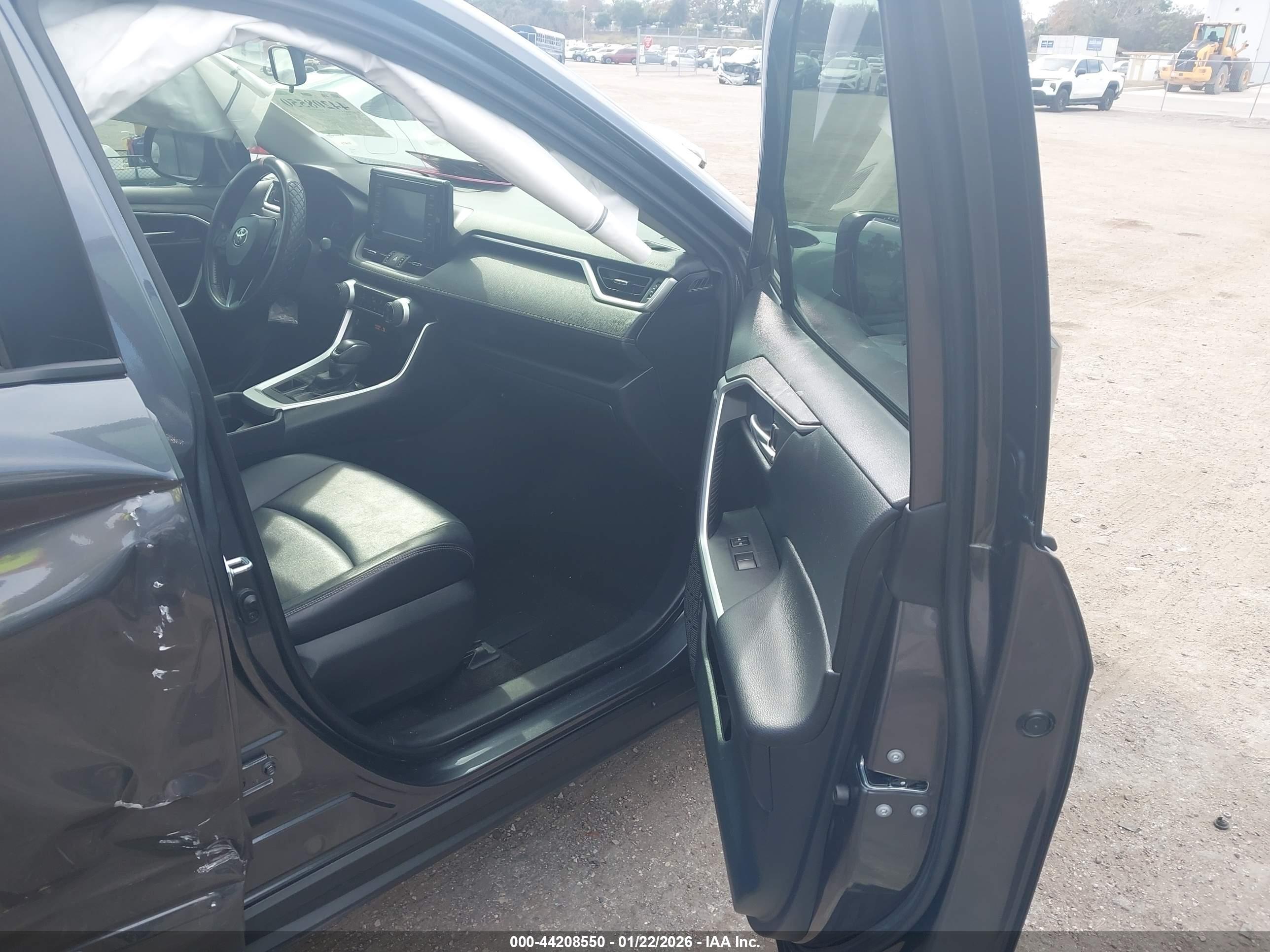 TOYOTA RAV4 image 5