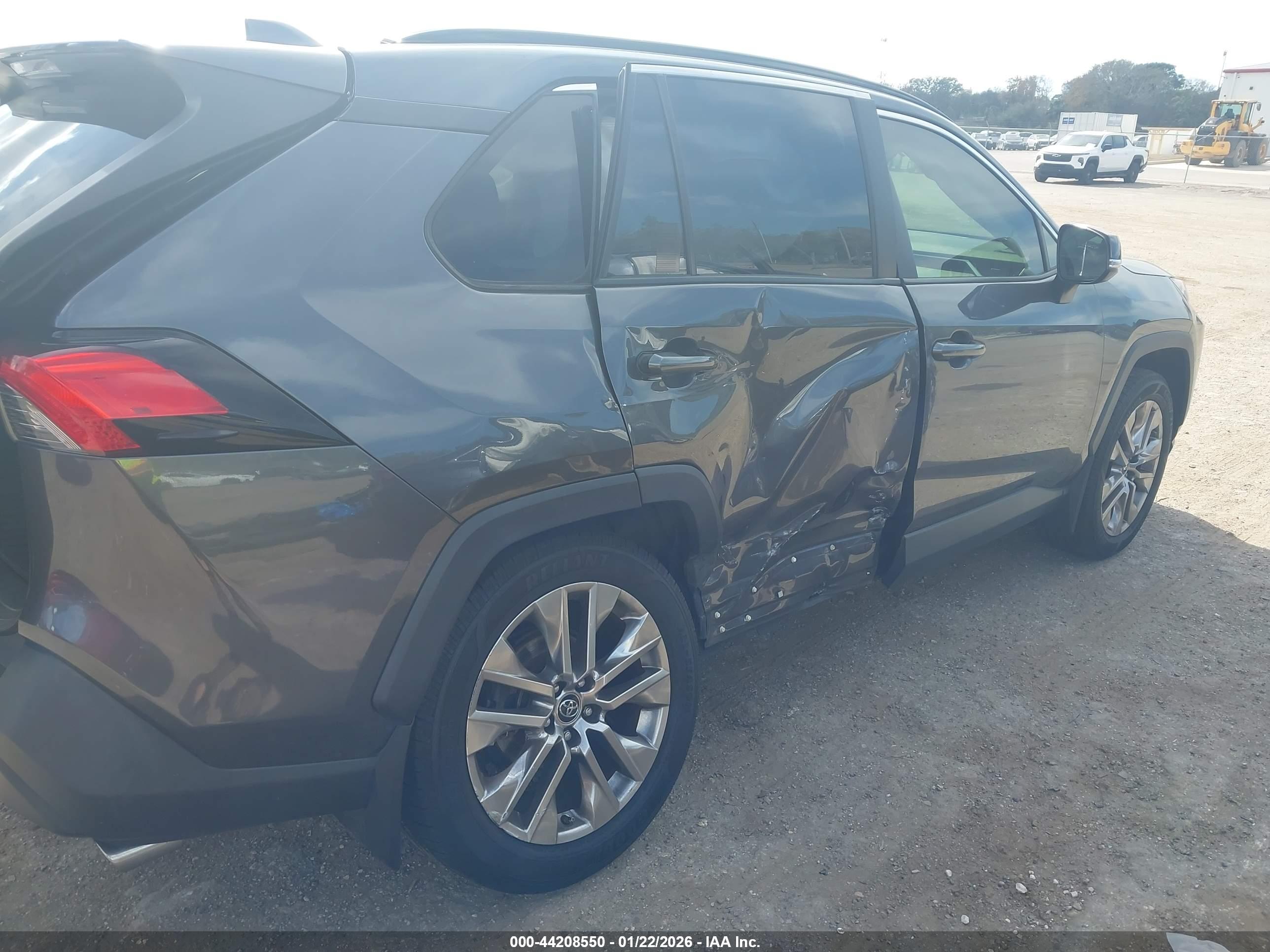 TOYOTA RAV4 image 6
