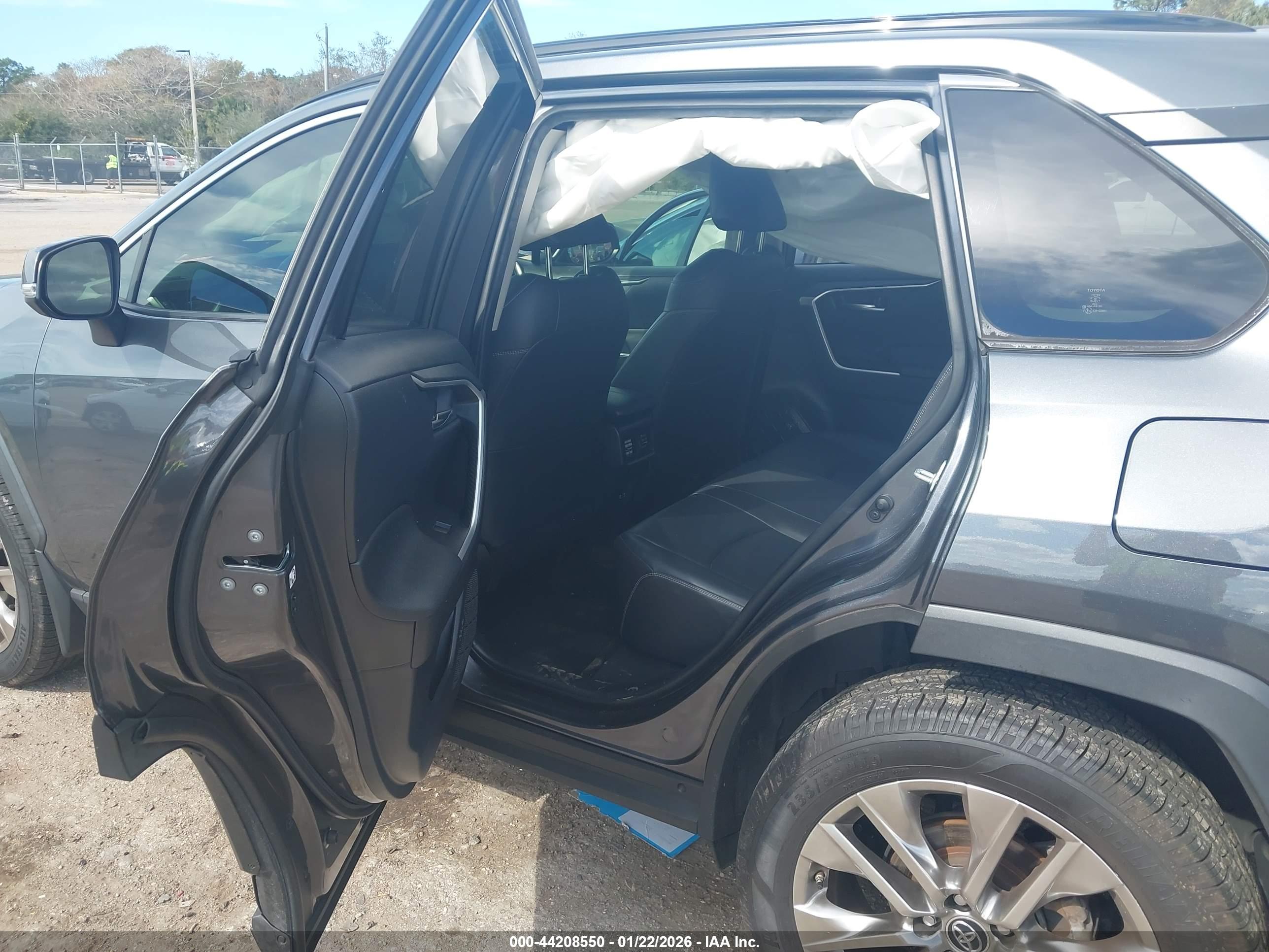TOYOTA RAV4 image 8