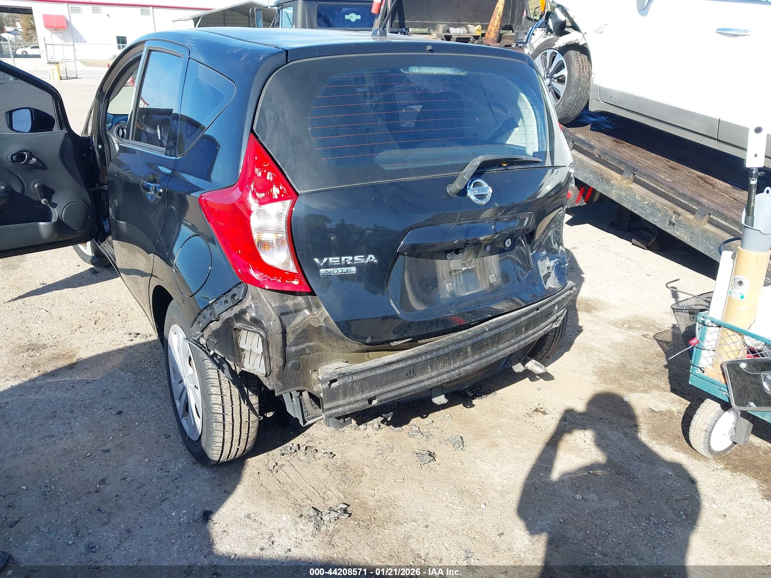 NISSAN VERSA image 6