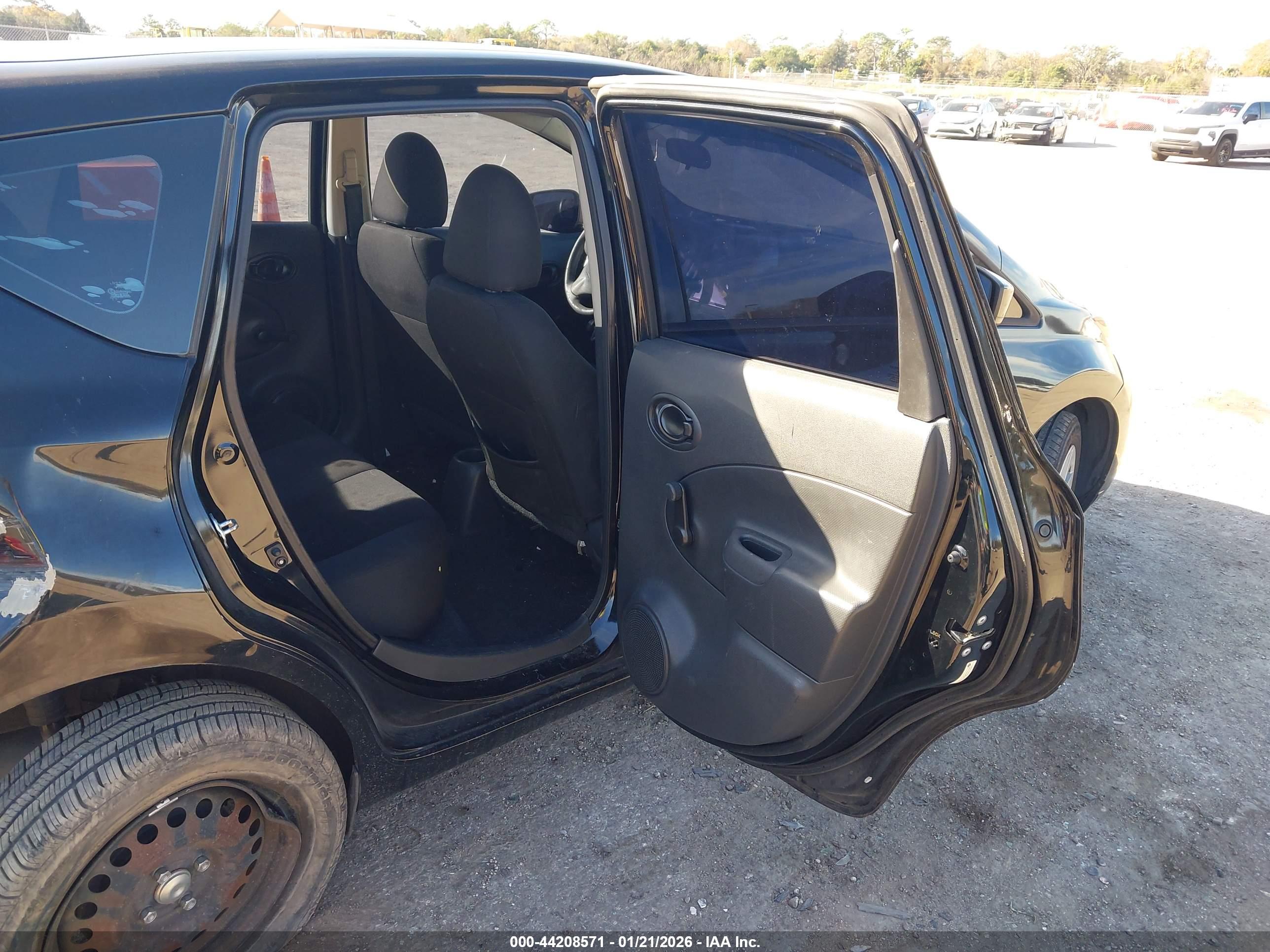 NISSAN VERSA image 8