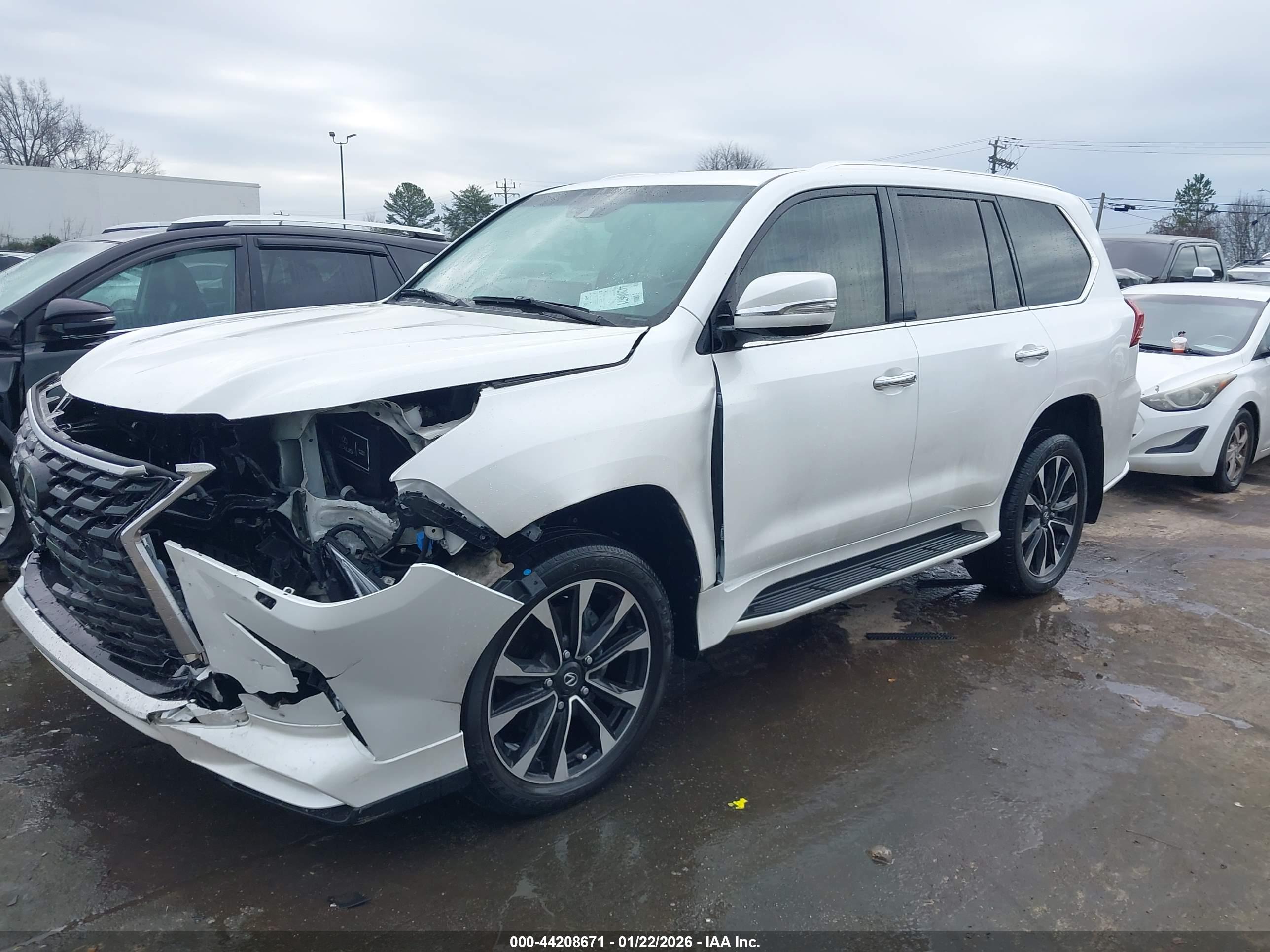 LEXUS LX image 2