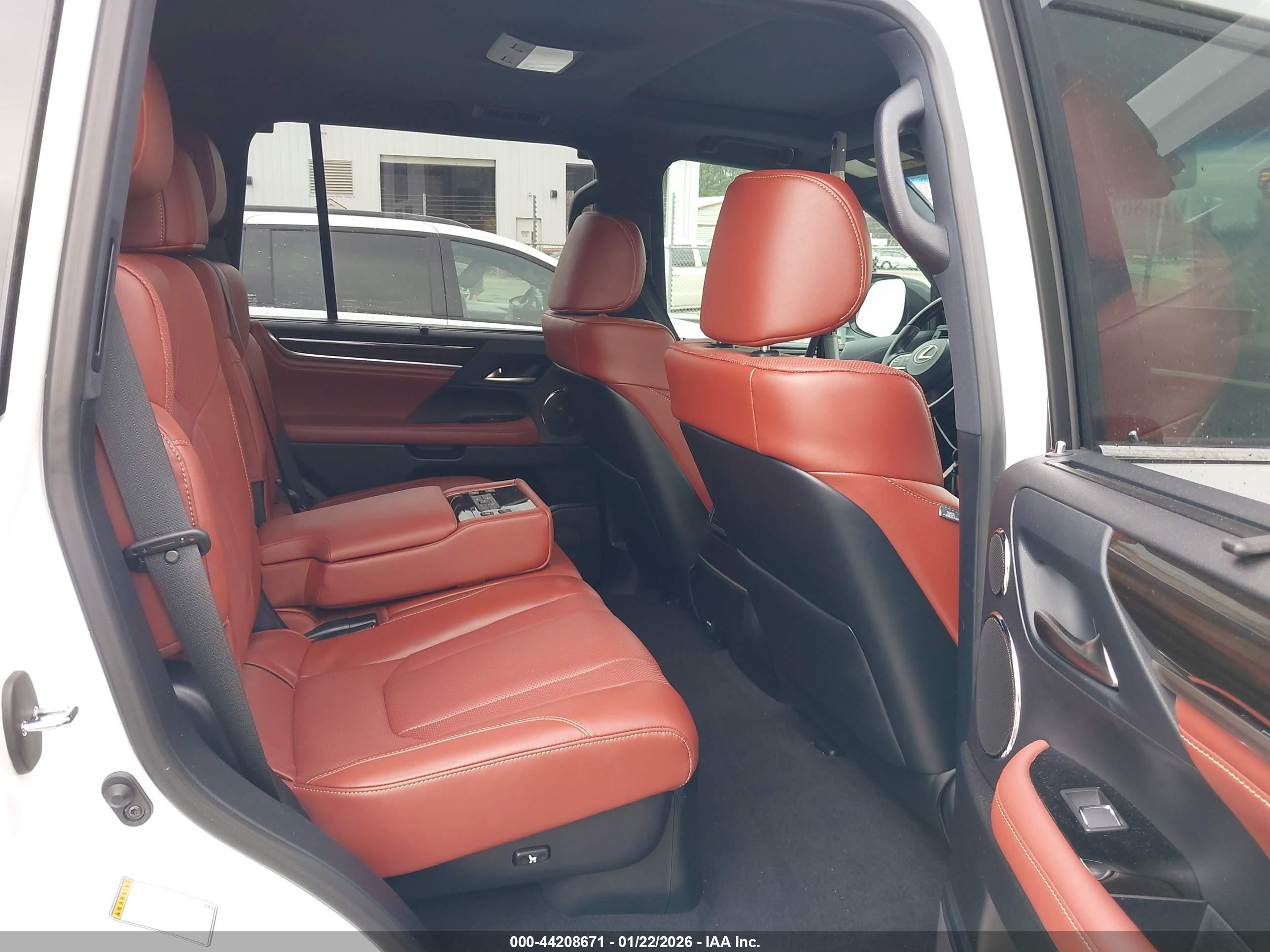 LEXUS LX image 8
