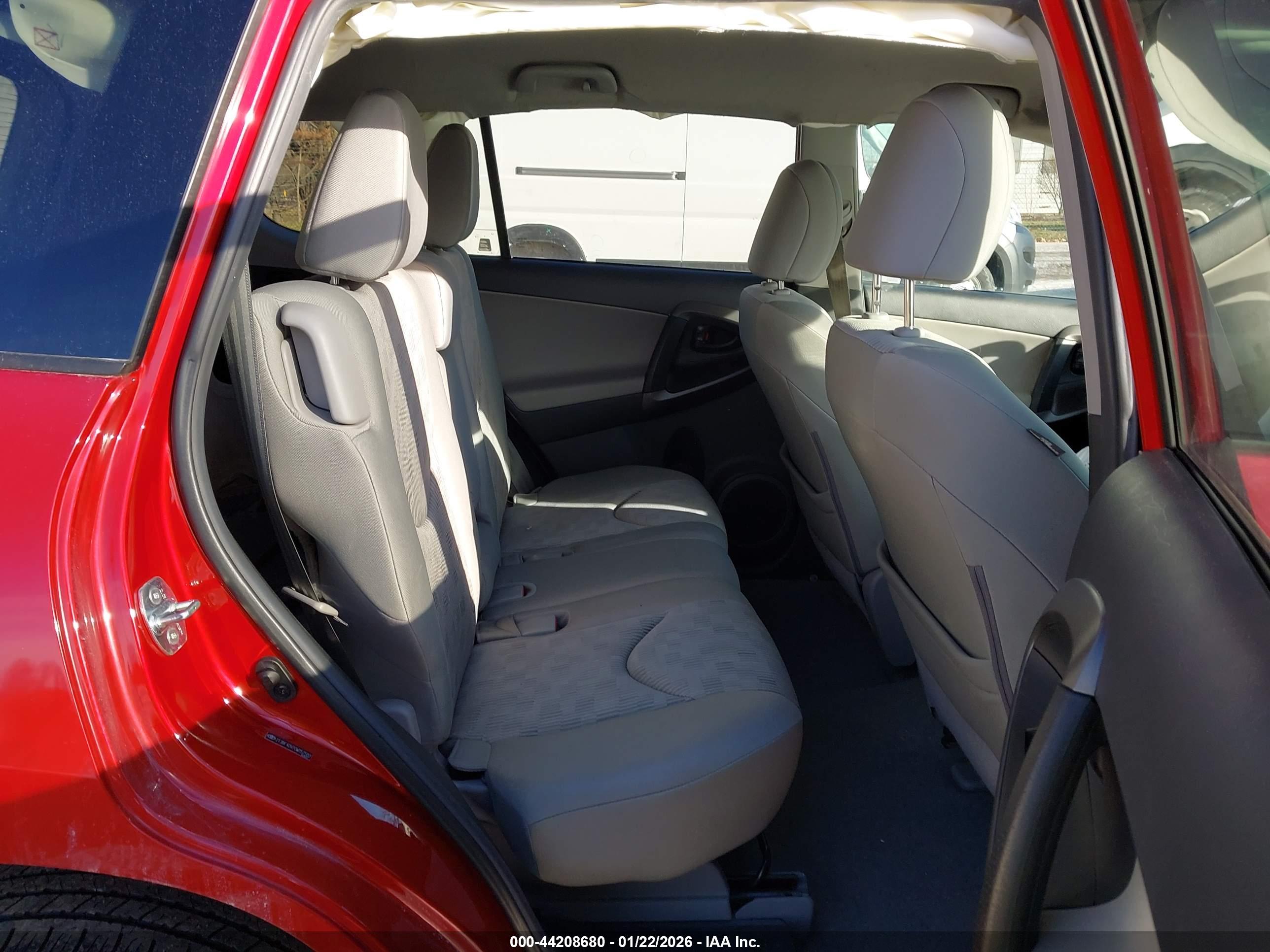 TOYOTA RAV4 image 8