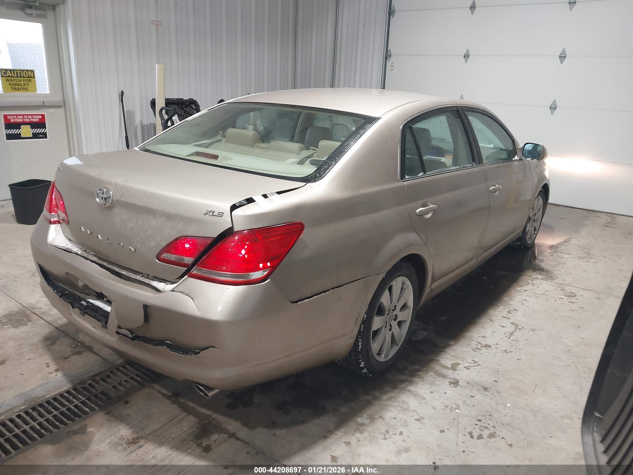 TOYOTA AVALON image 4