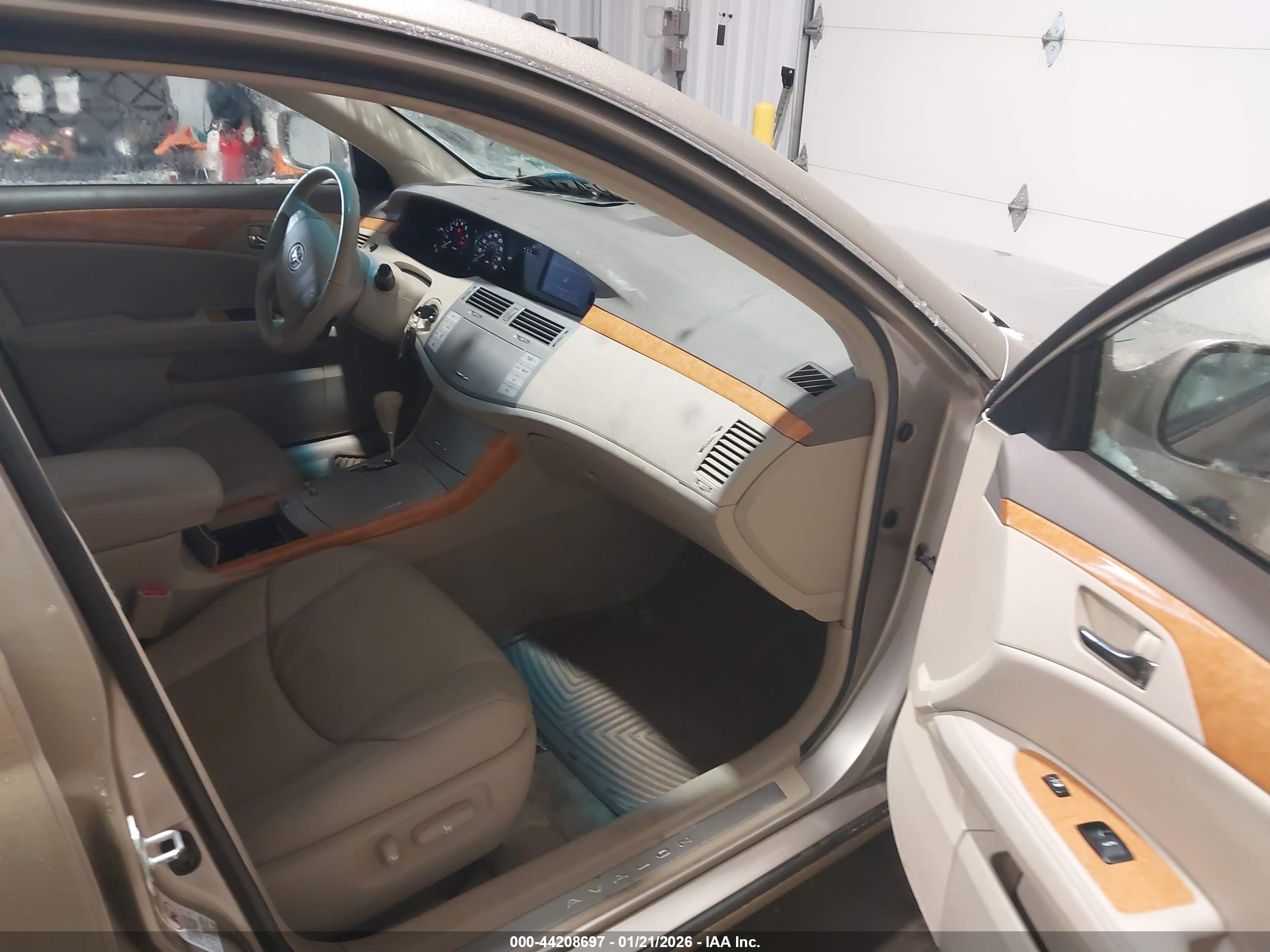 TOYOTA AVALON image 5
