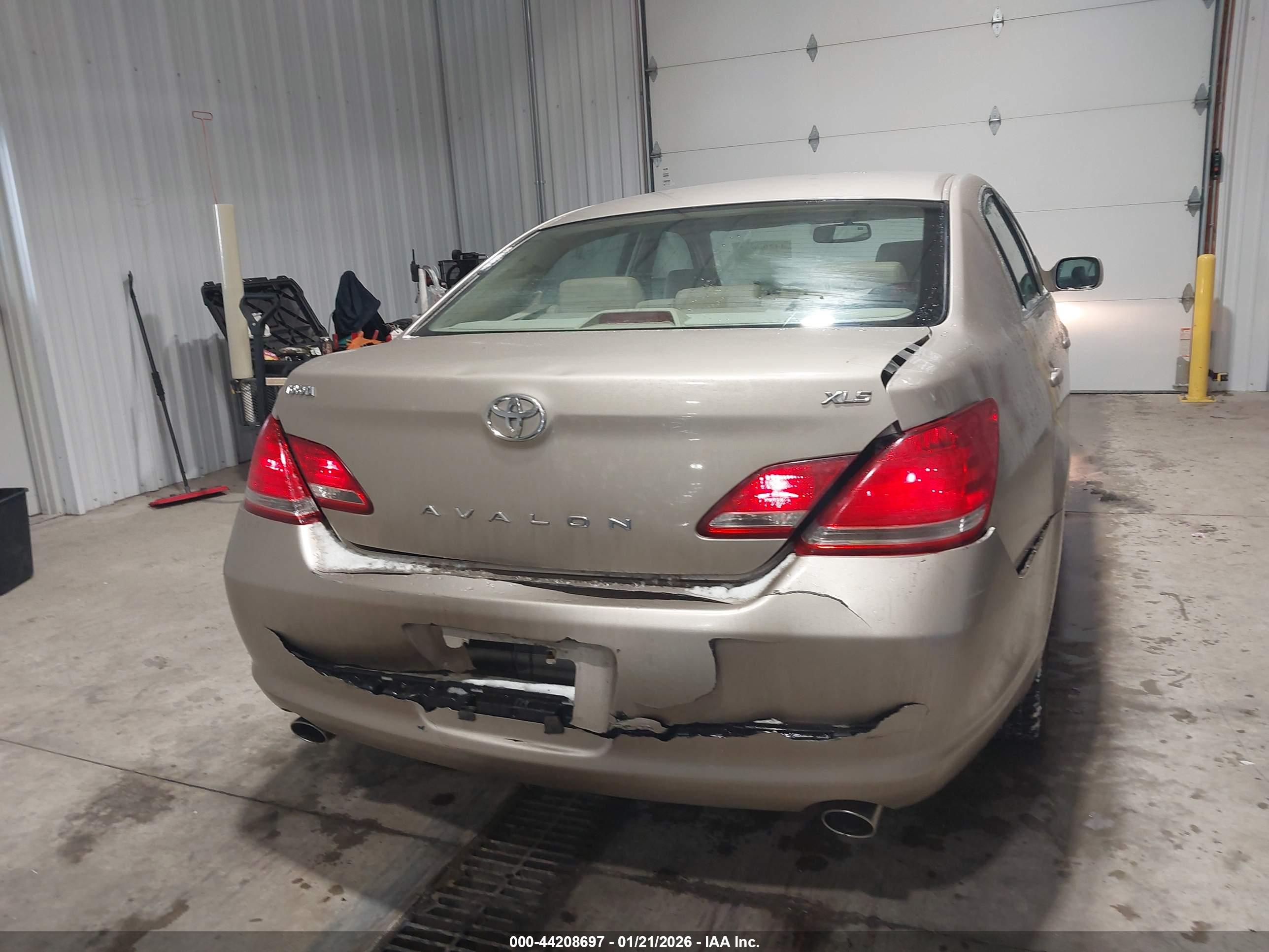 TOYOTA AVALON image 6