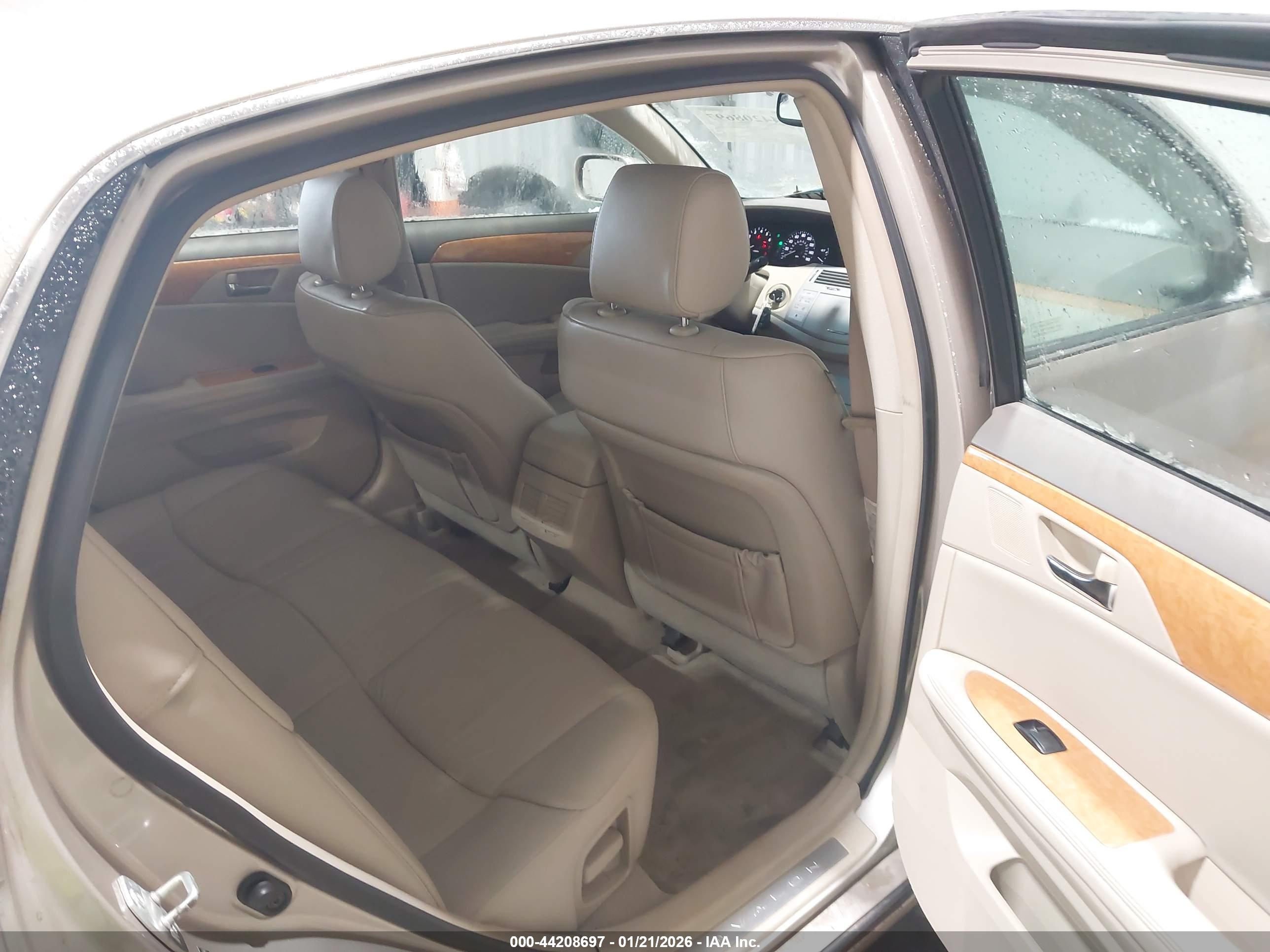 TOYOTA AVALON image 8