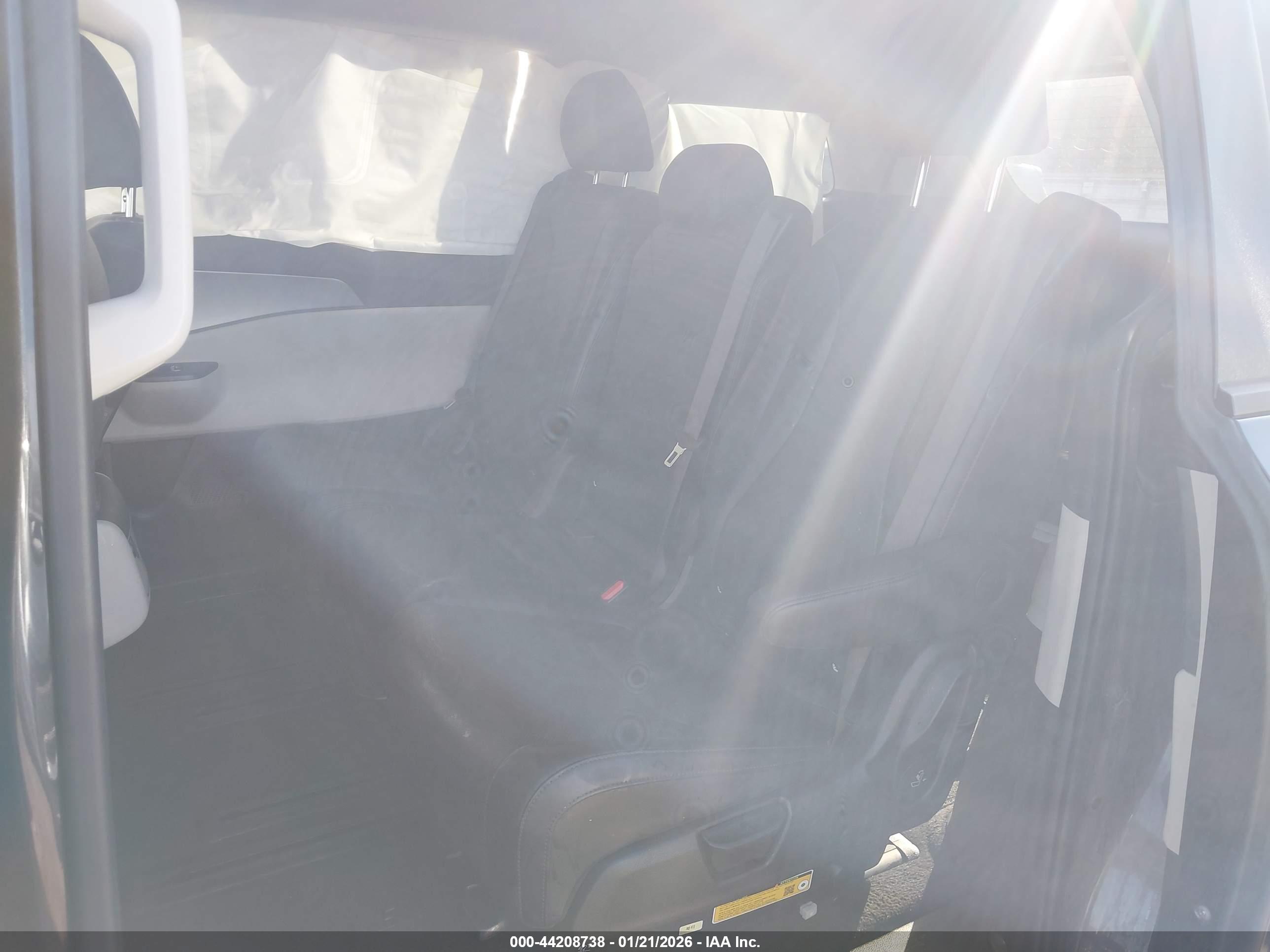 KIA CARNIVAL image 8
