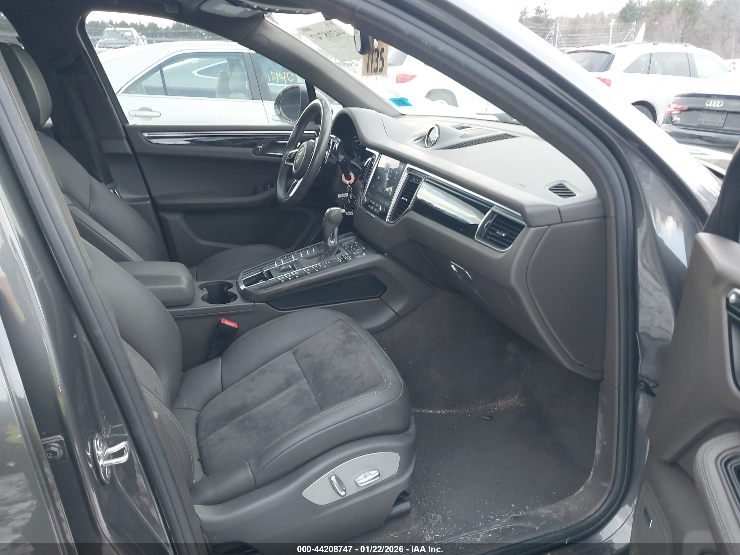 PORSCHE MACAN image 5