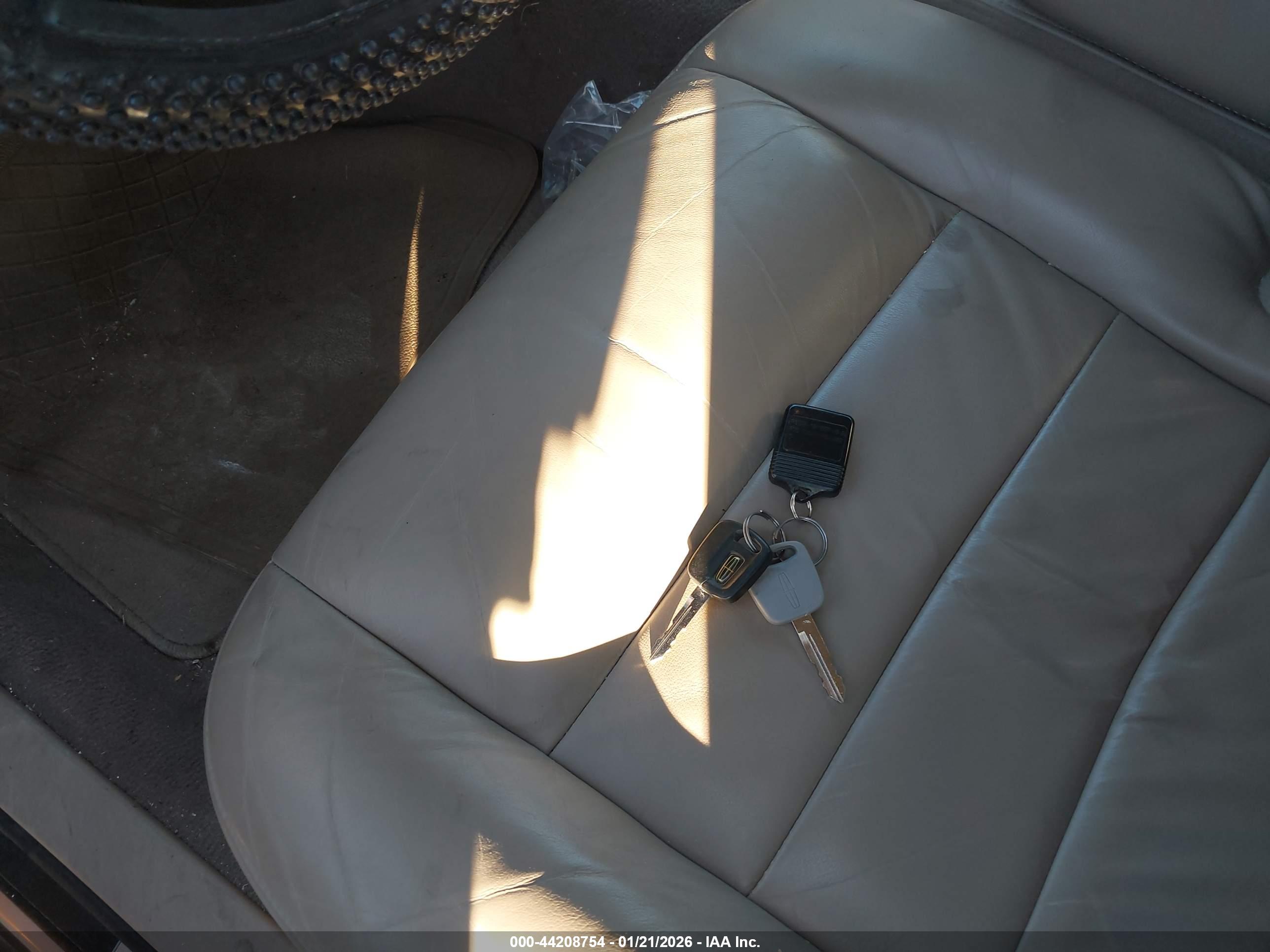 LINCOLN TOWN image 11