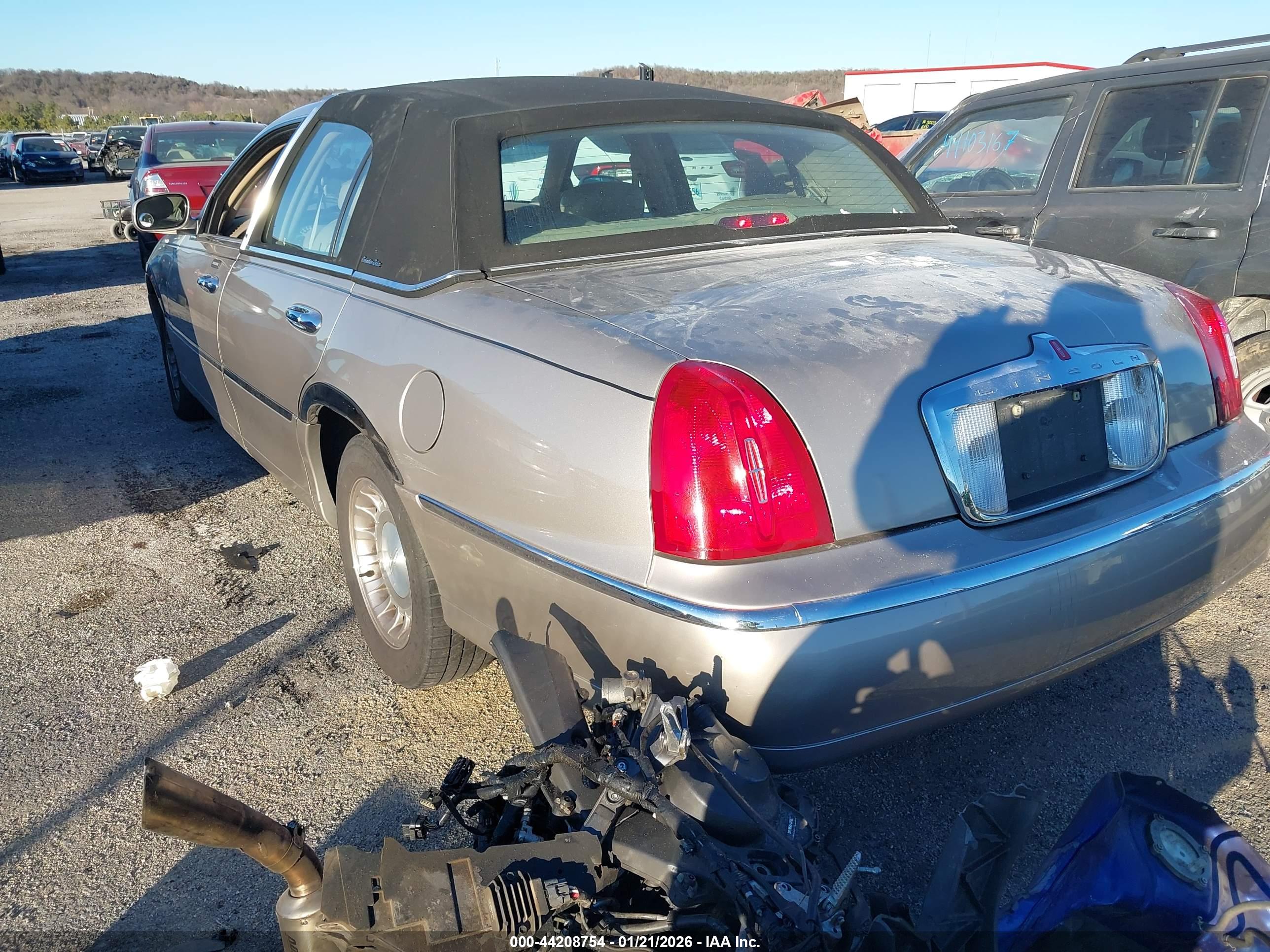 LINCOLN TOWN image 3