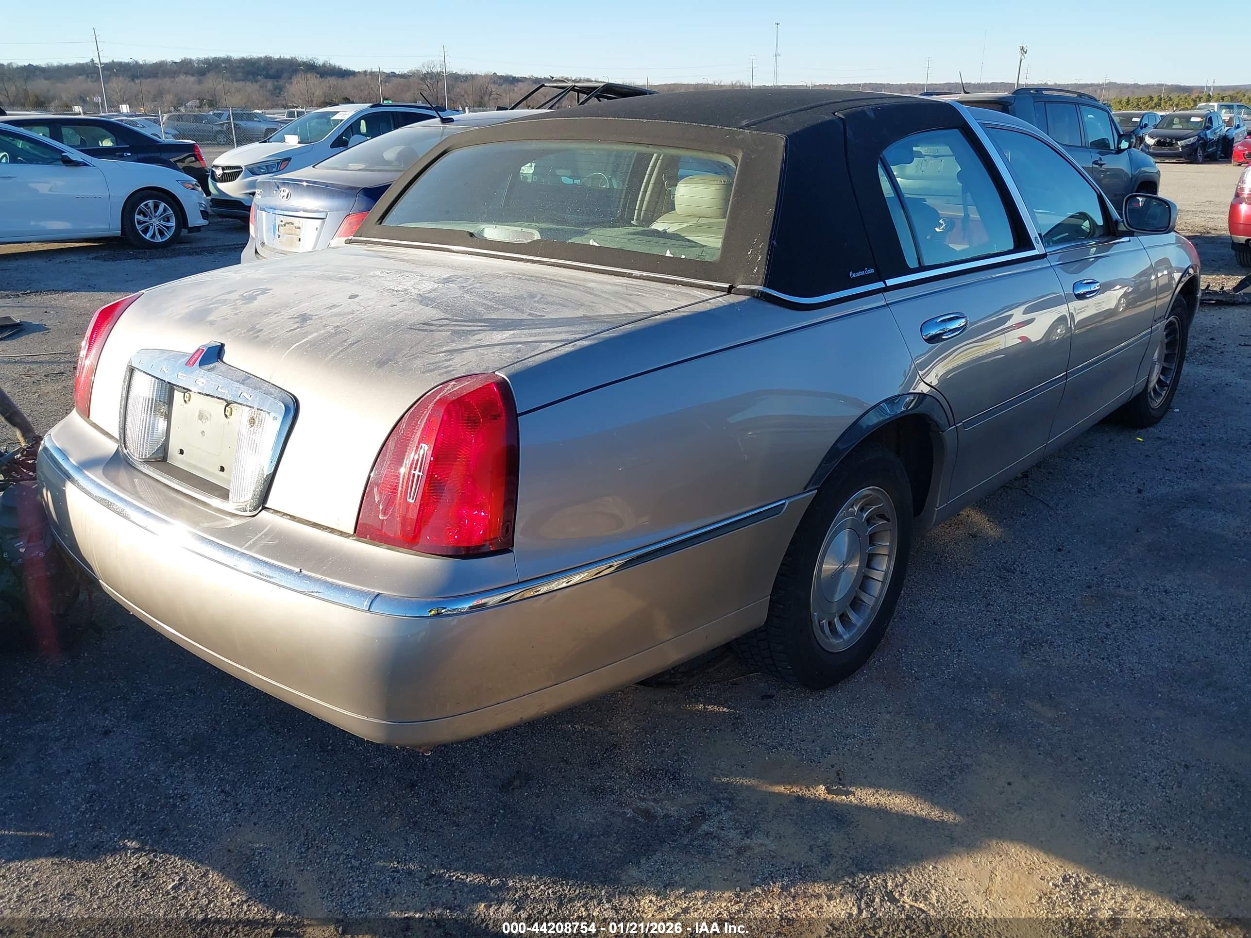 LINCOLN TOWN image 4