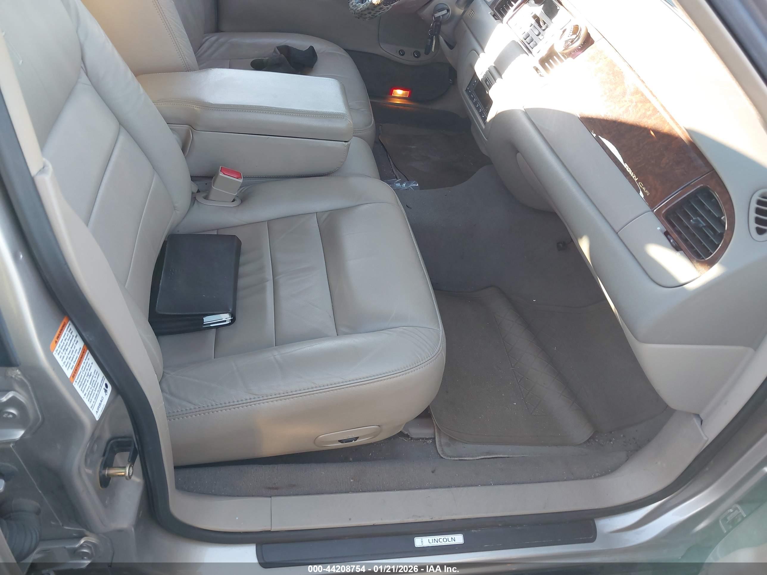 LINCOLN TOWN image 5