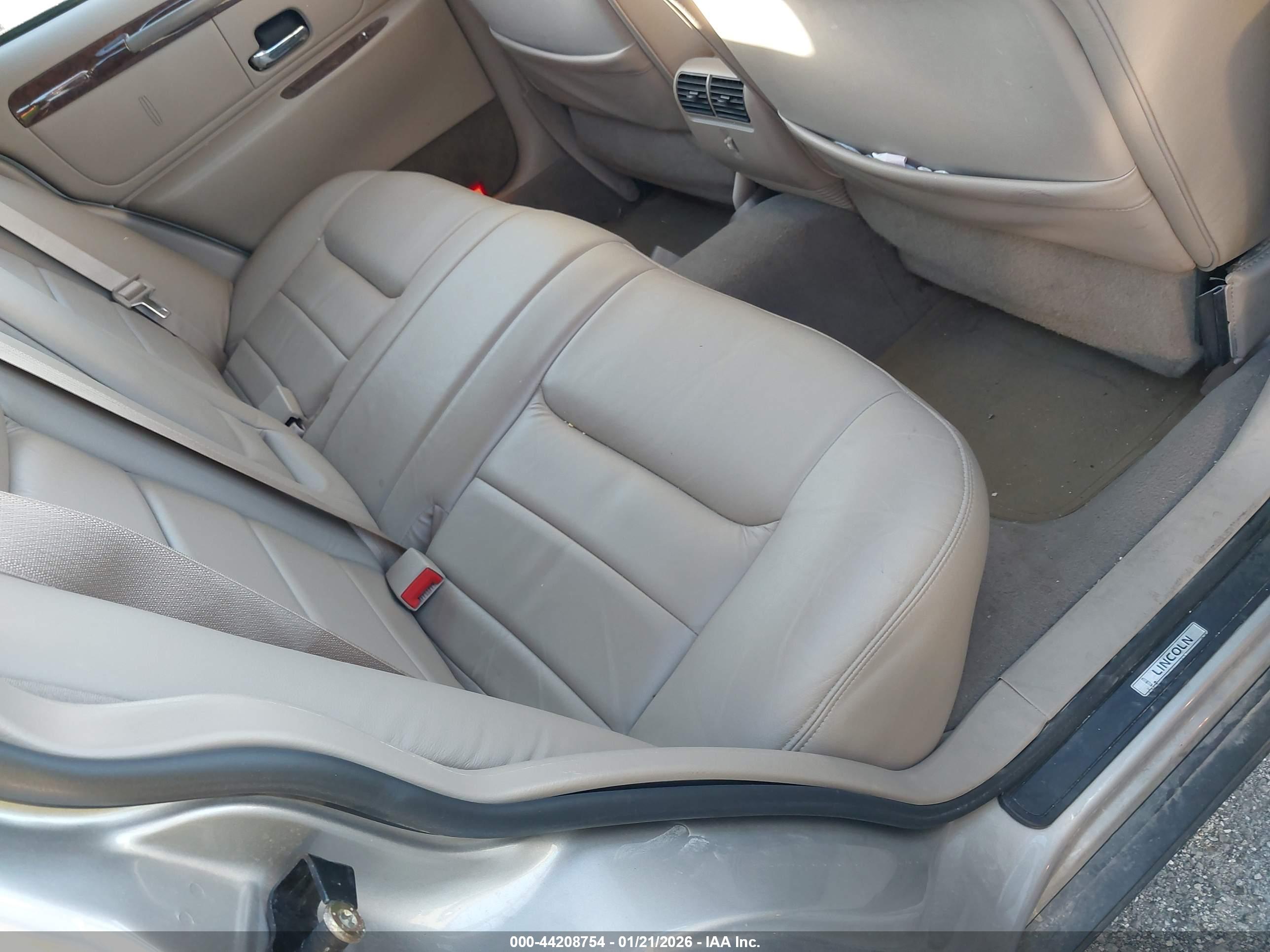 LINCOLN TOWN image 8