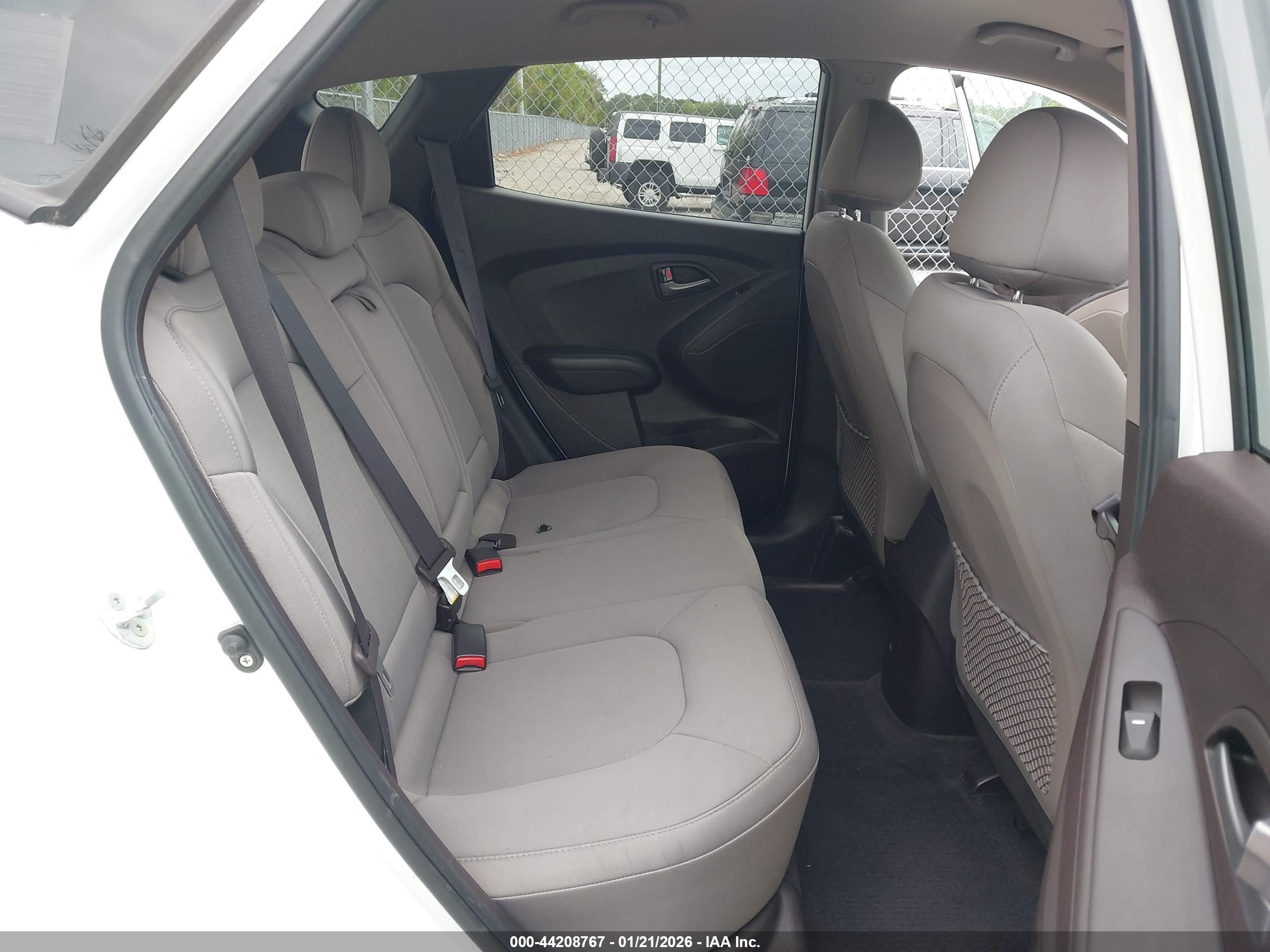 HYUNDAI TUCSON image 8