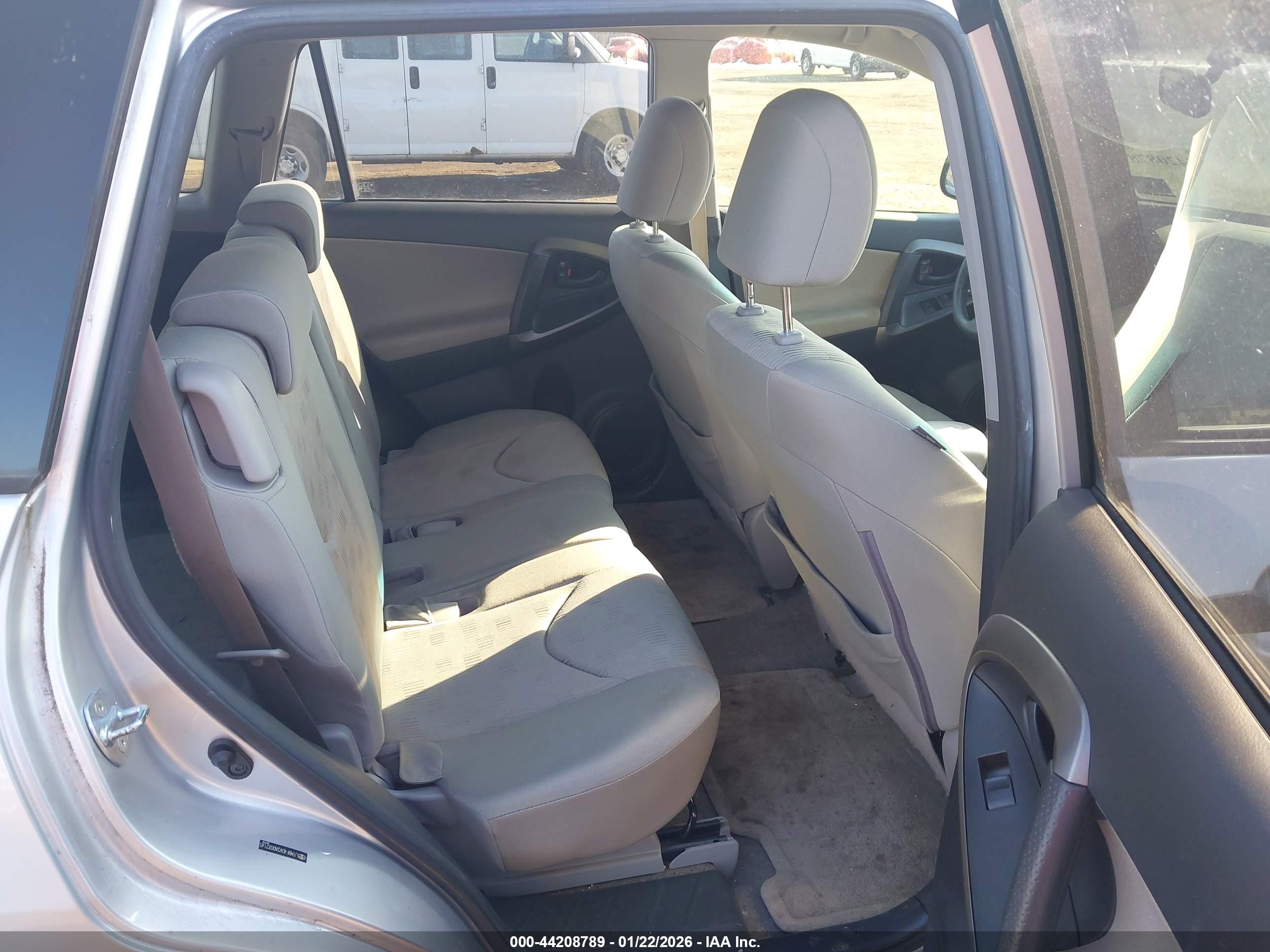 TOYOTA RAV4 image 8