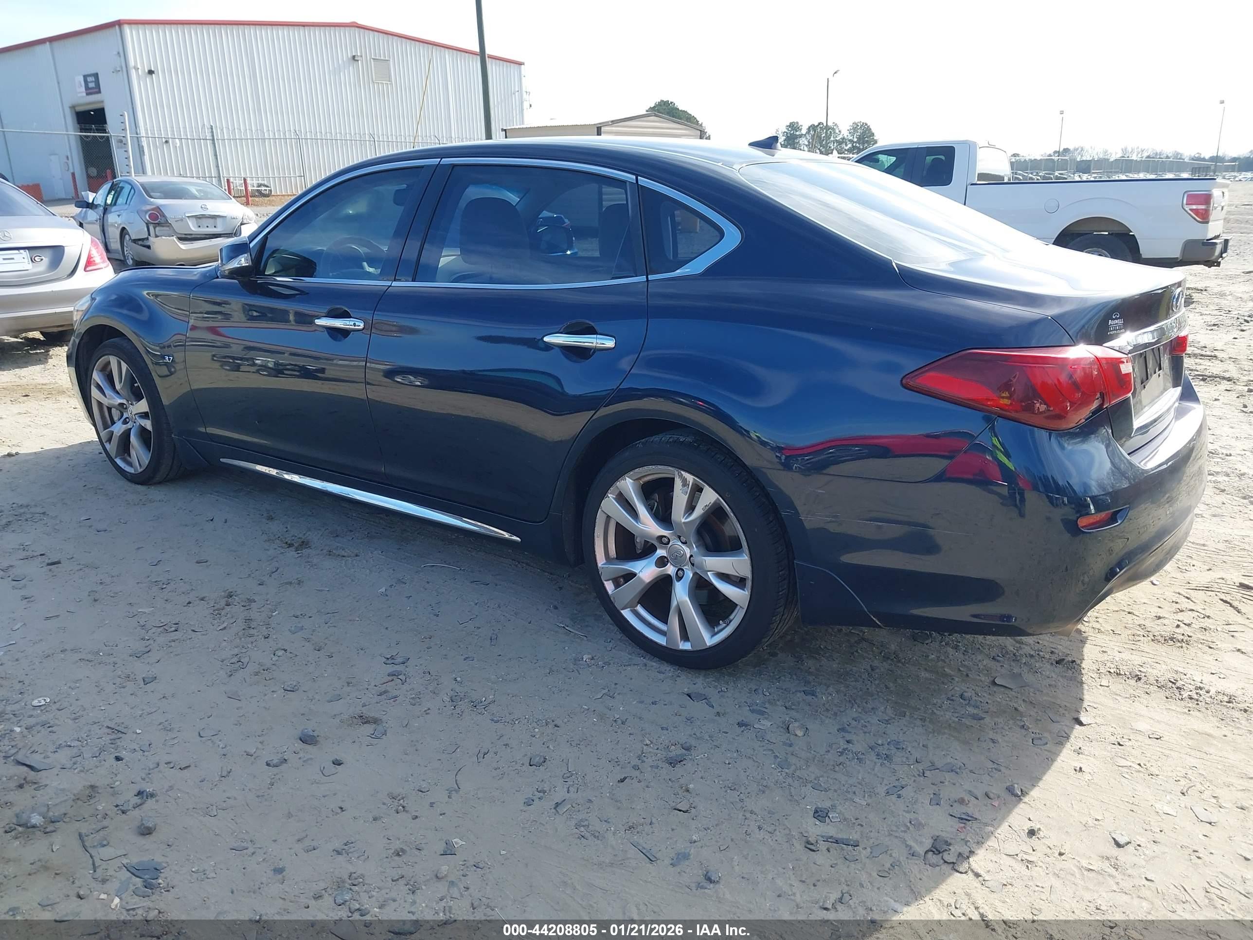 INFINITI Q70L image 3