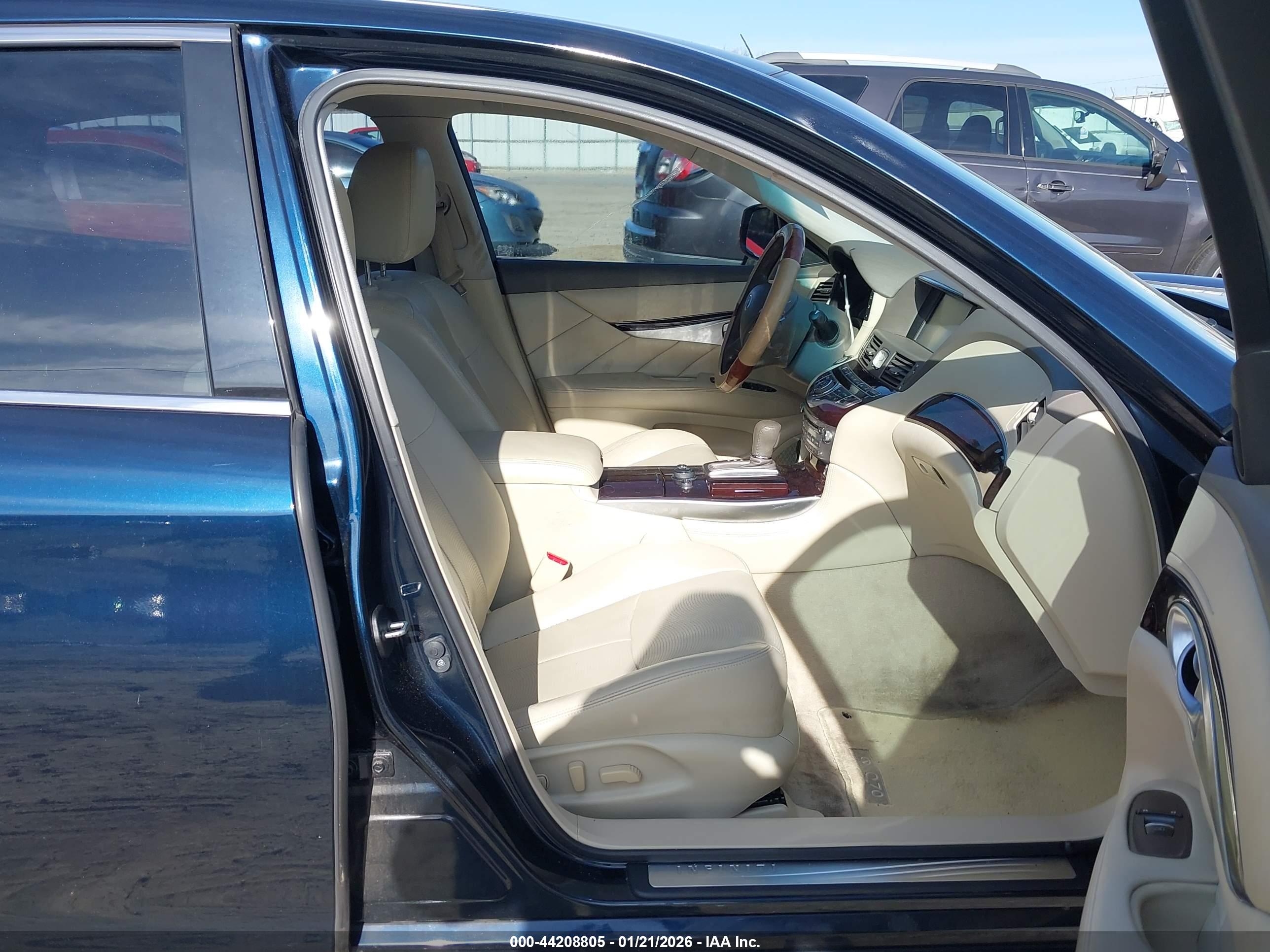 INFINITI Q70L image 5