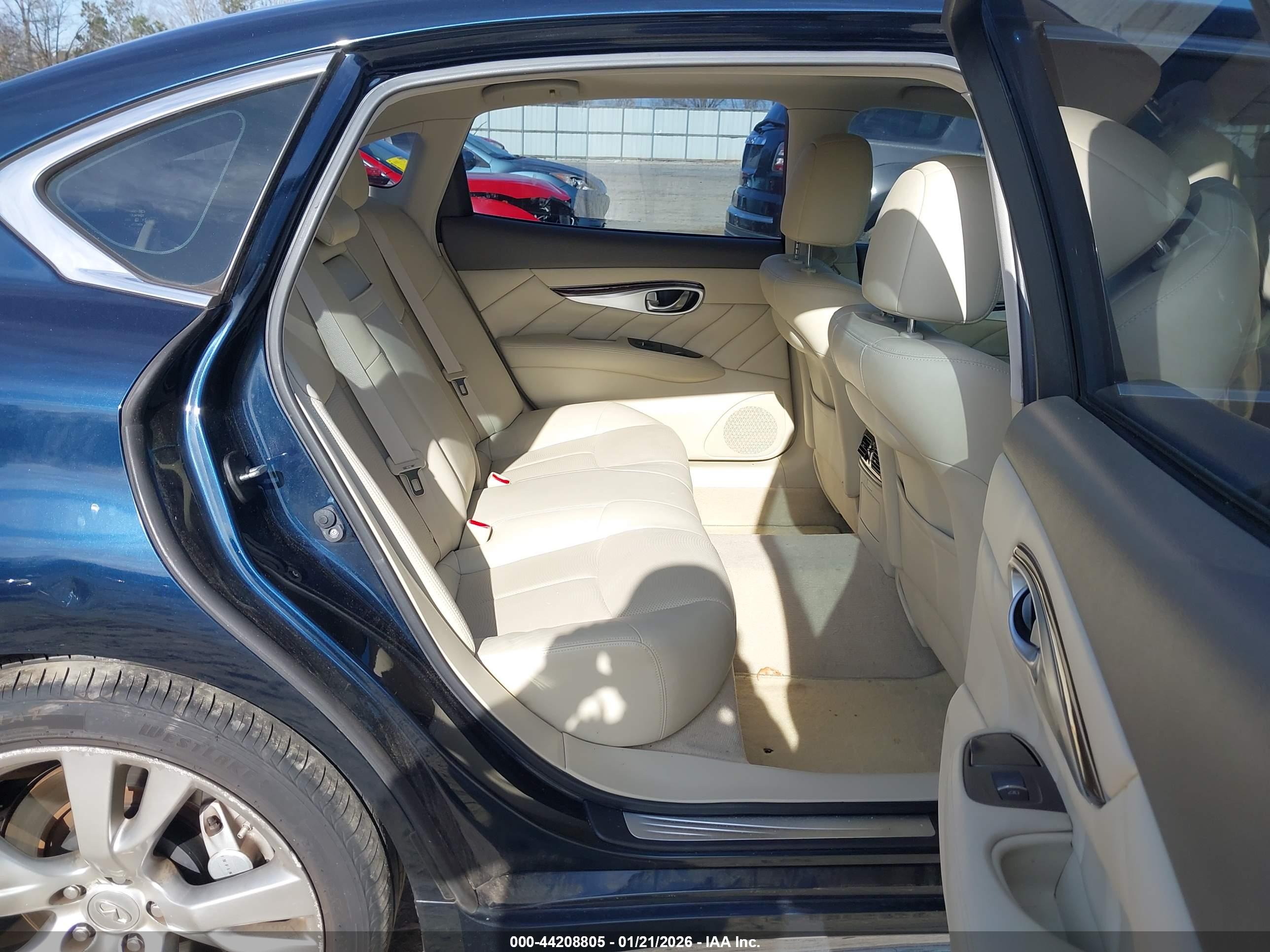 INFINITI Q70L image 8