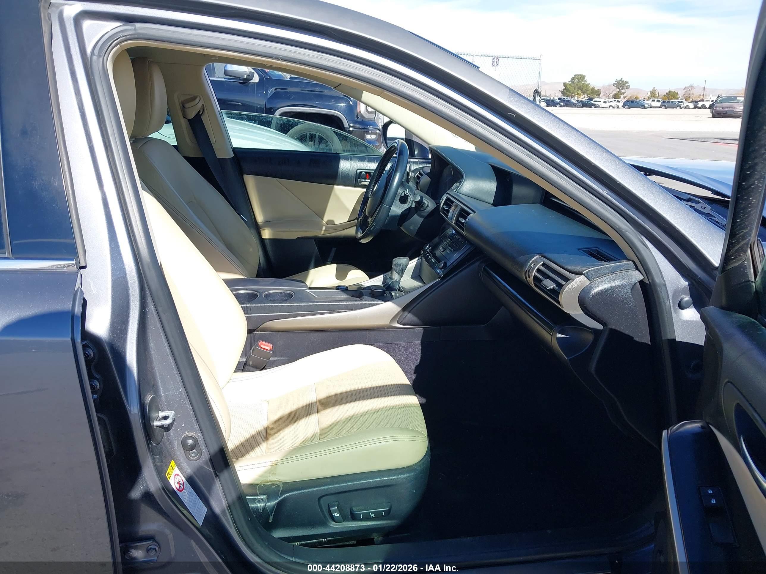 LEXUS IS image 5