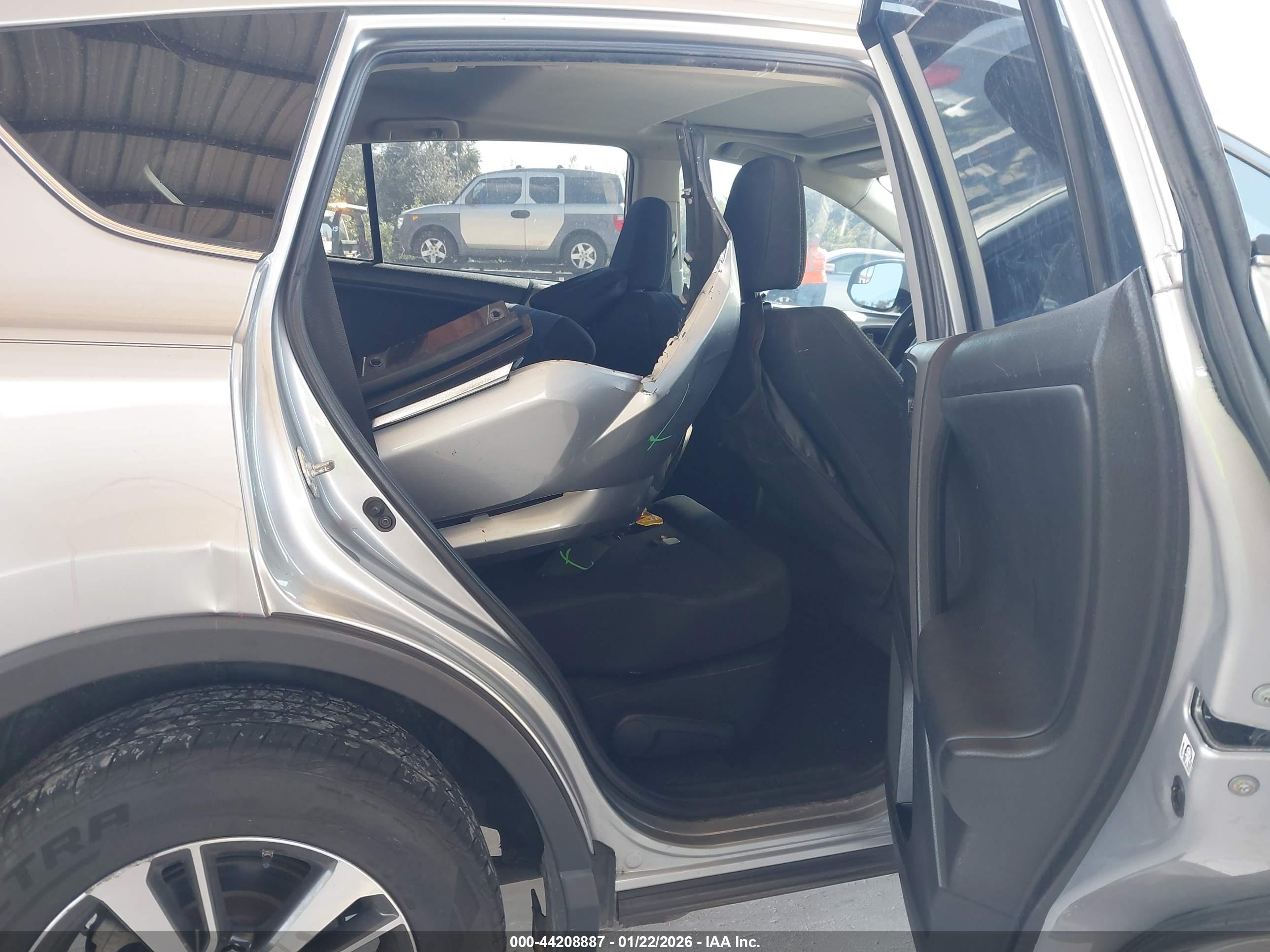 TOYOTA RAV4 image 8