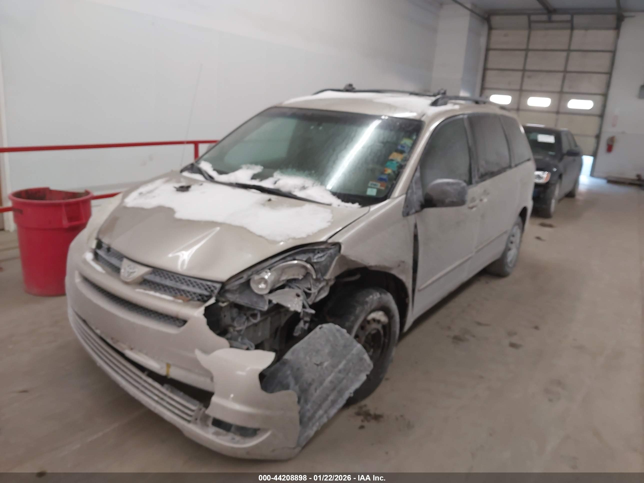 TOYOTA SIENNA image 2