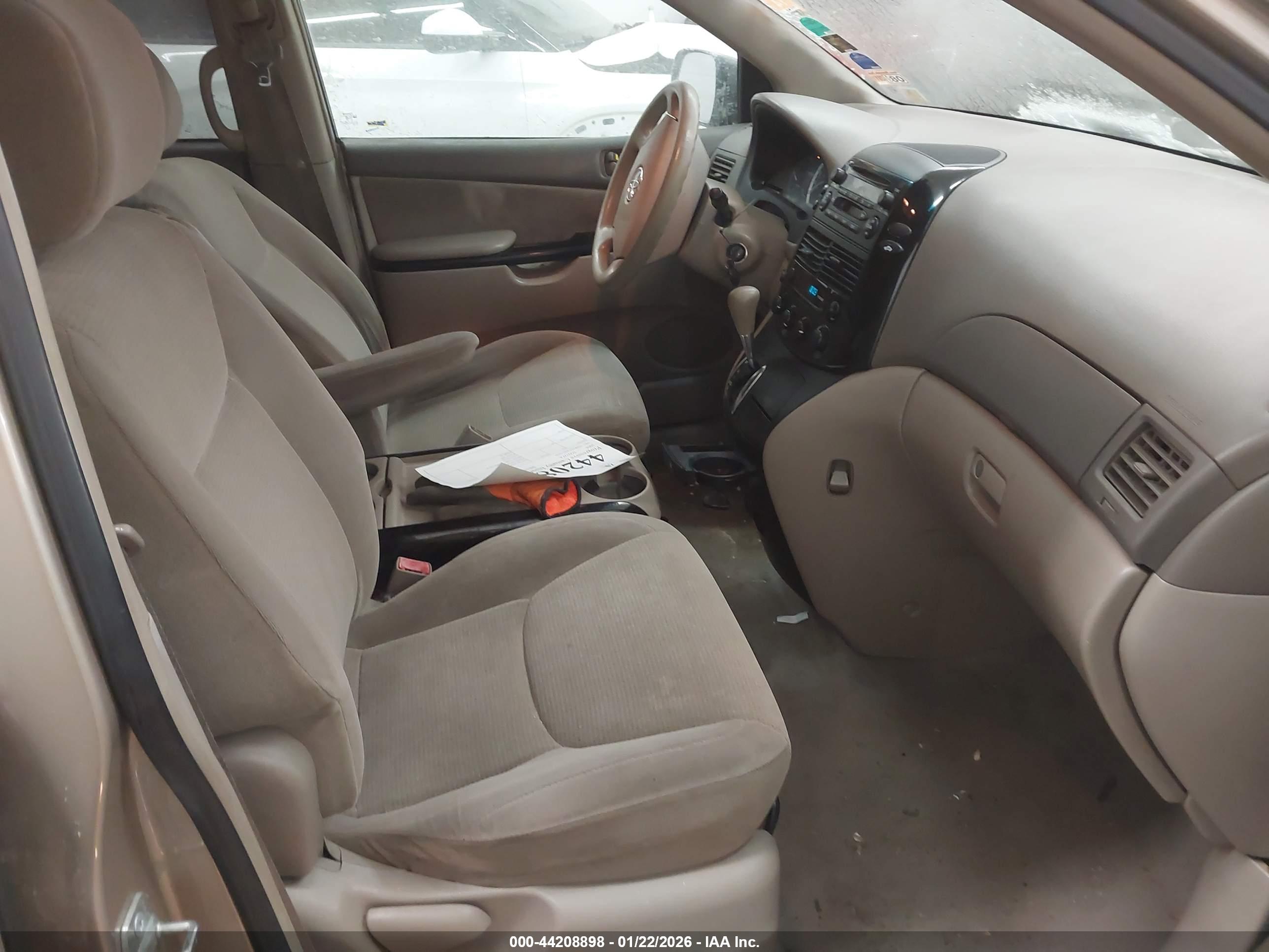 TOYOTA SIENNA image 5
