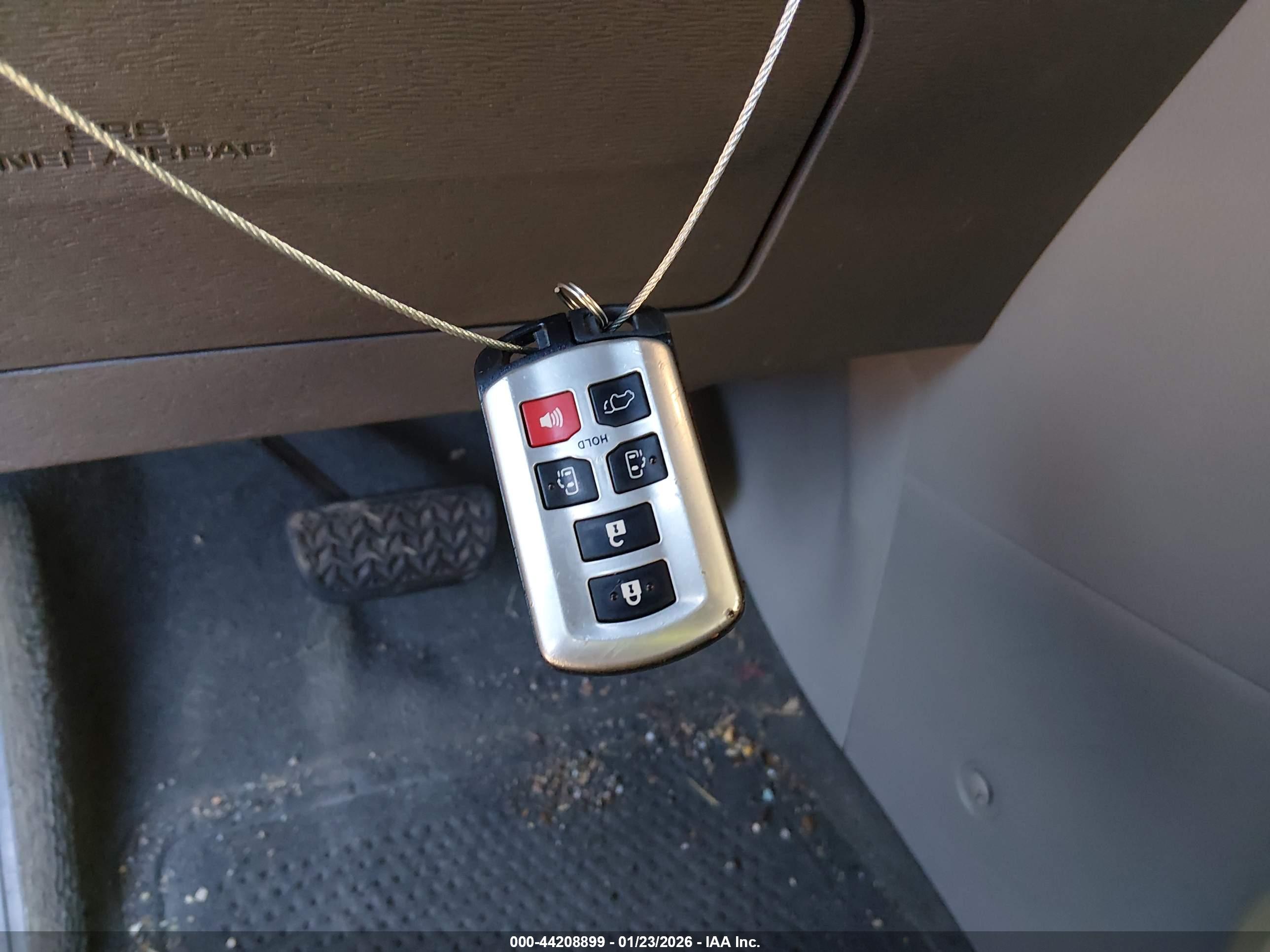 TOYOTA SIENNA image 11